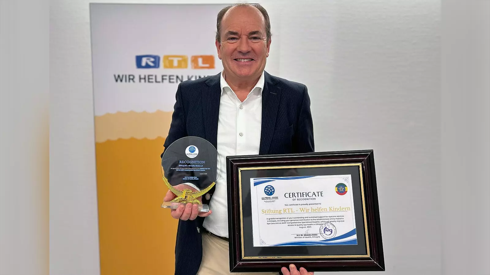 Wolfram Kons holding the award