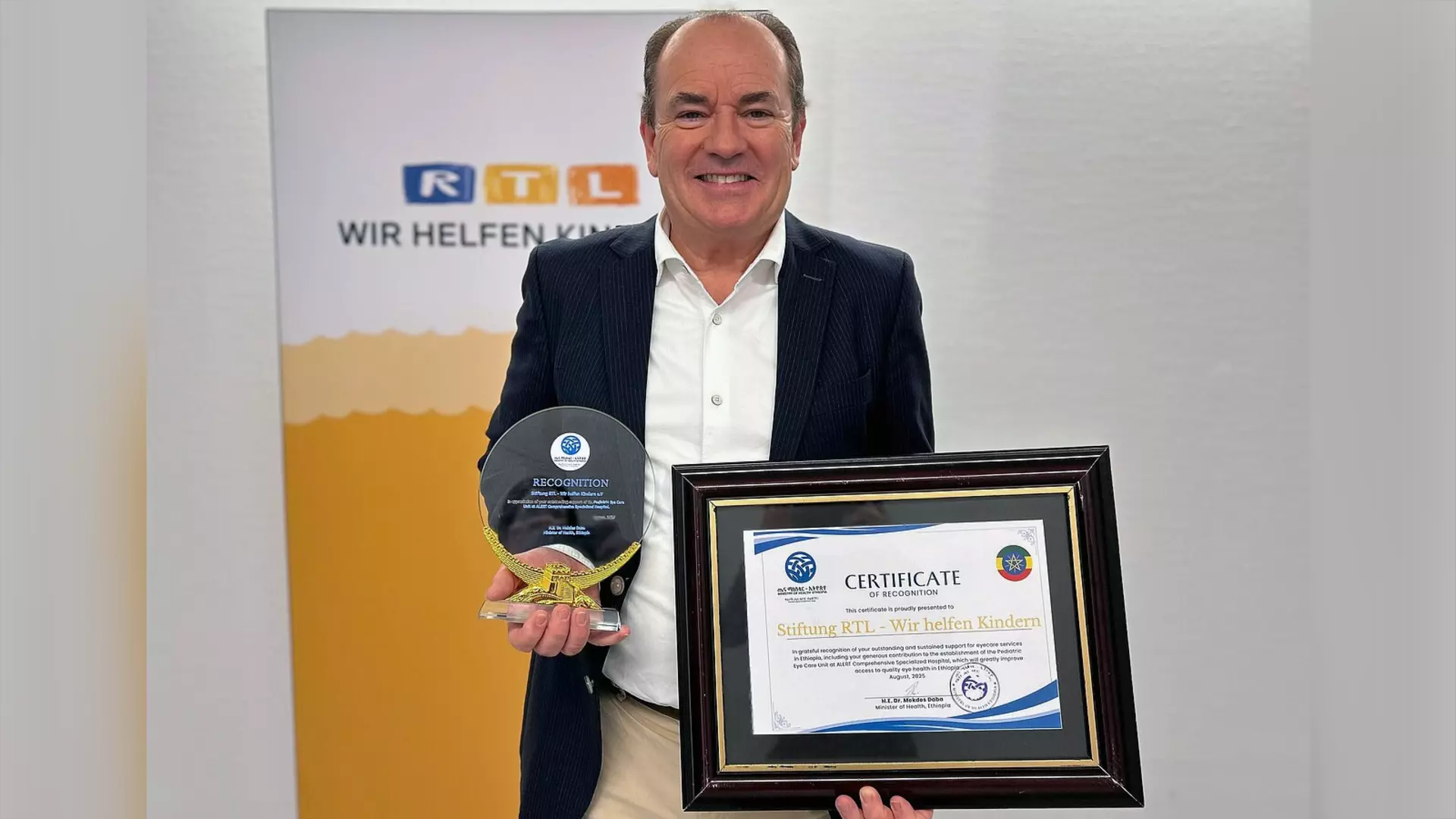 Wolfram Kons holding the award