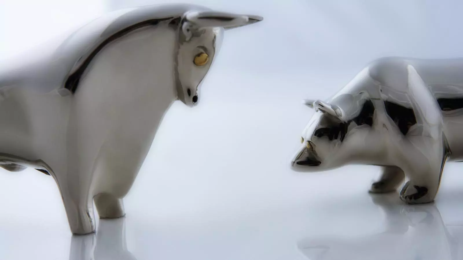 Sculptures of a bull and a bear symbolizing the financial markets.