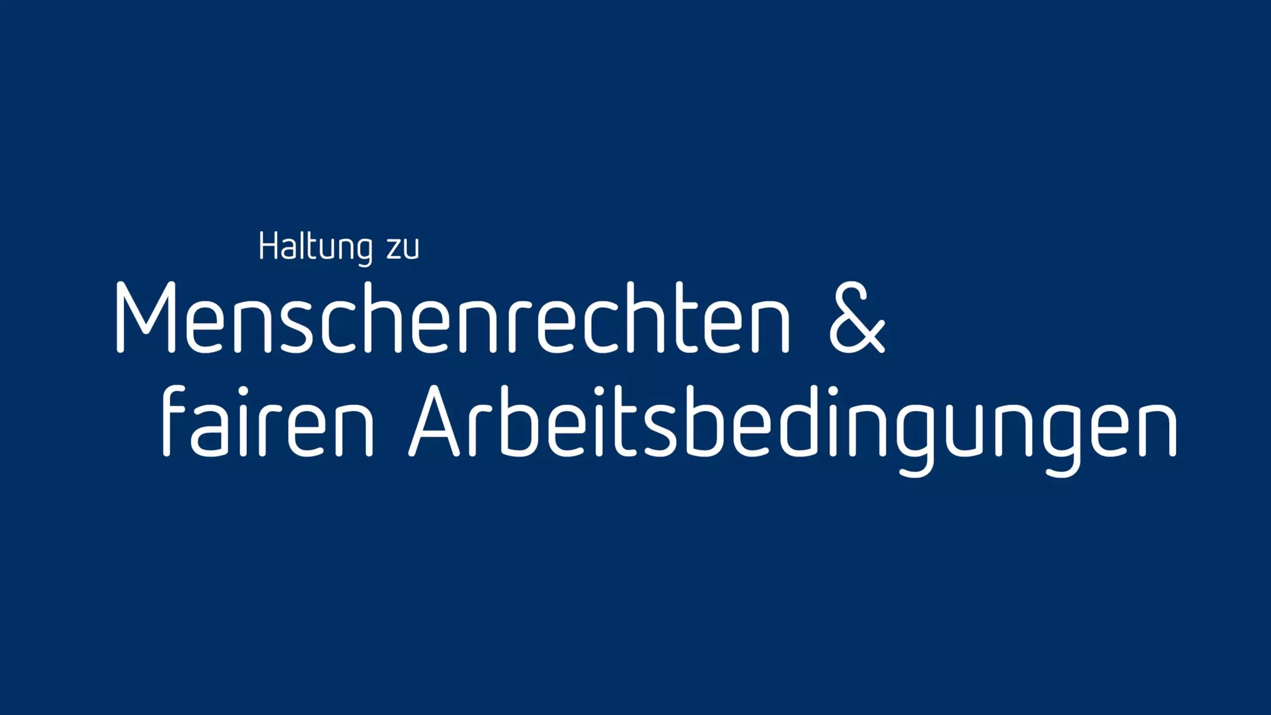 Blauer Titel-Screen mit weißer Schrift: „Bertelsmann Haltung zu Menschenrechten & fairen Arbeitsbedingungen“