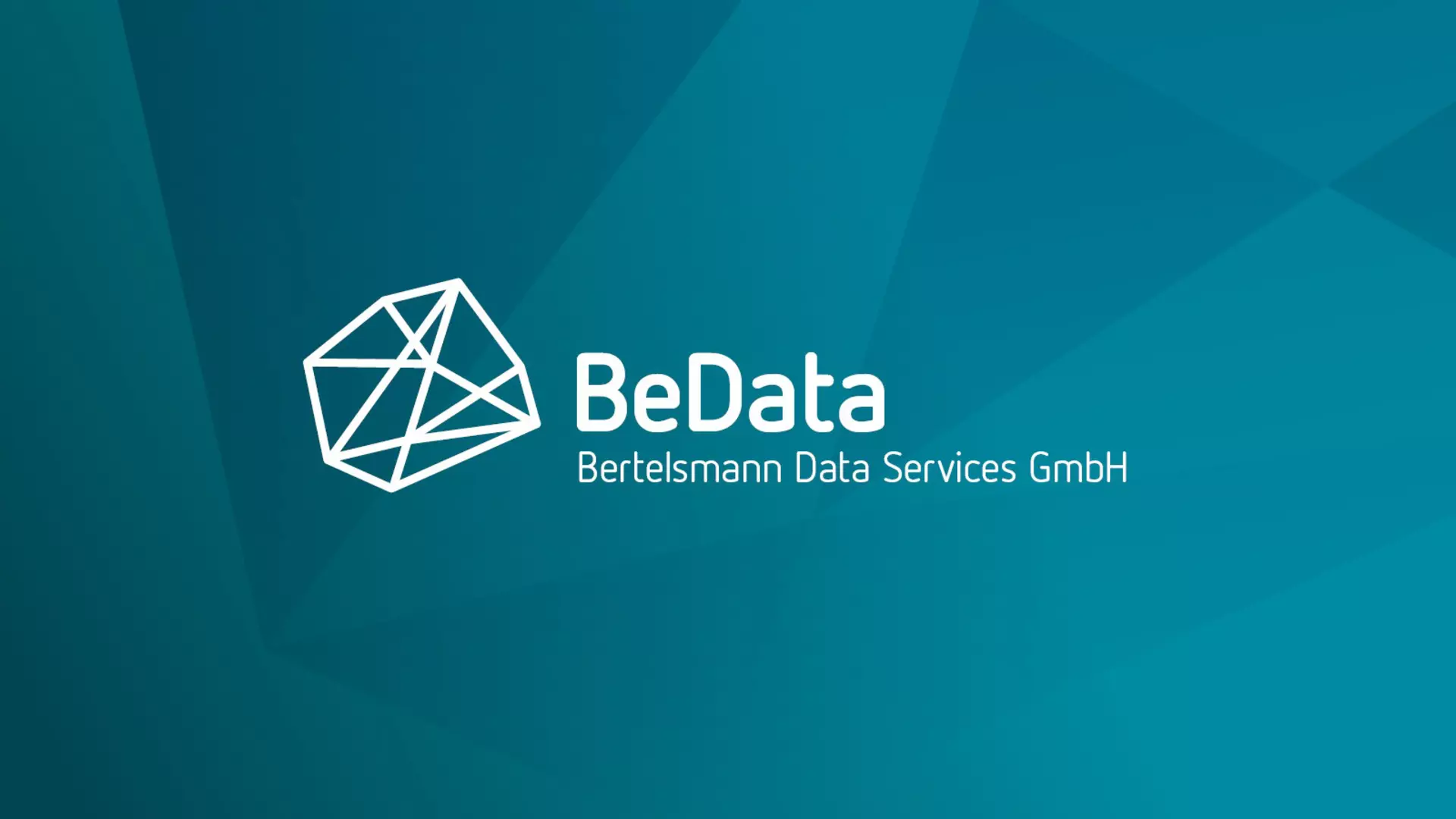 Logo und Schriftzug „BeData“ auf blau-grünem Farbverlauf-Hintergrund.