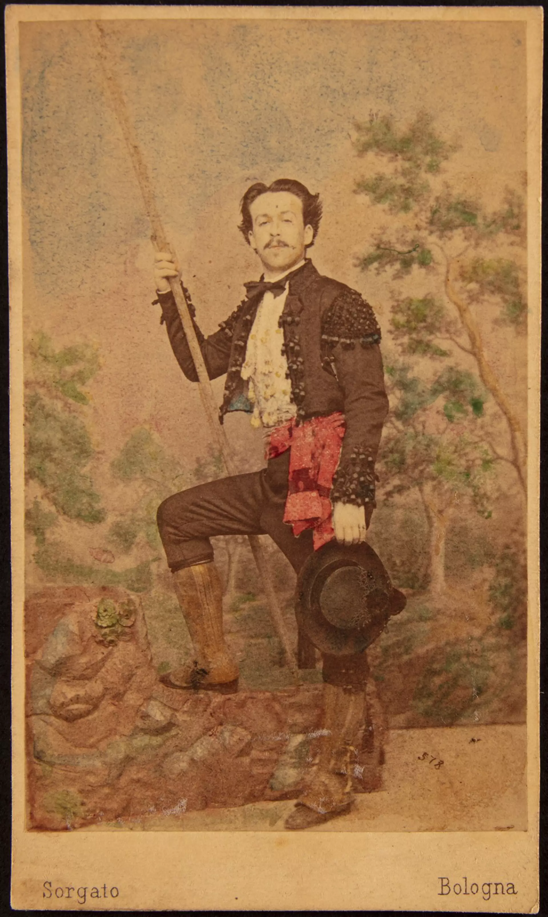 Historisches, koloriertes Porträt eines Mannes in Uniform mit Säbel und Federhut vor Landschaftshintergrund.