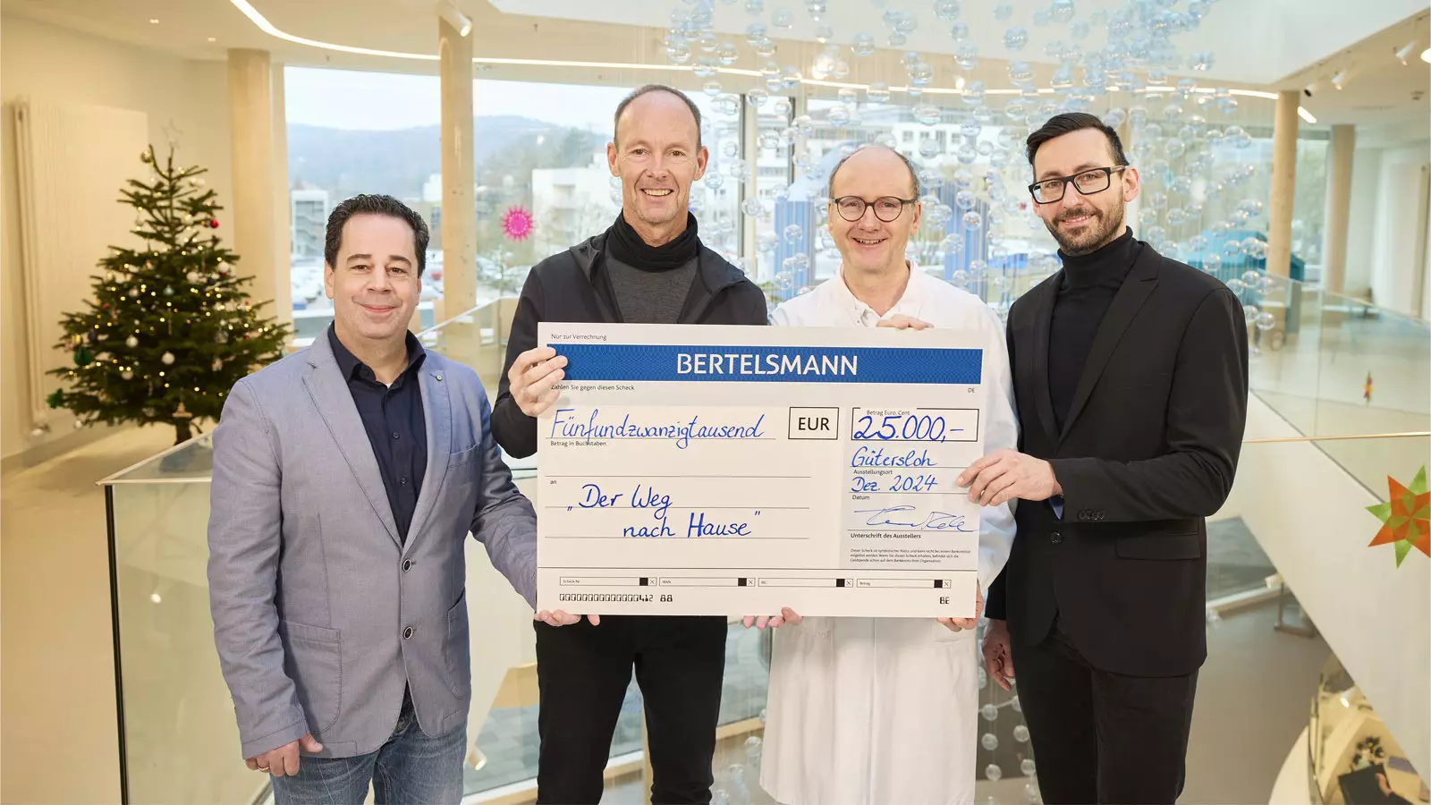 From left: Stefan Schwalfenberg, Head Physician of the outpatient palliative care team “Der Weg nach Hause”, Thomas Rabe, Chairman and Chief Executive Officer of Bertelsmann, Prof. Dr. Eckard Hamelmann, Director of the University Clinic for Pediatrics and Adolescent Medicine at the Bethel Children's Center and René Meistrell, Facility Management, Pedagogical Director, Bethel Children's Hospice.