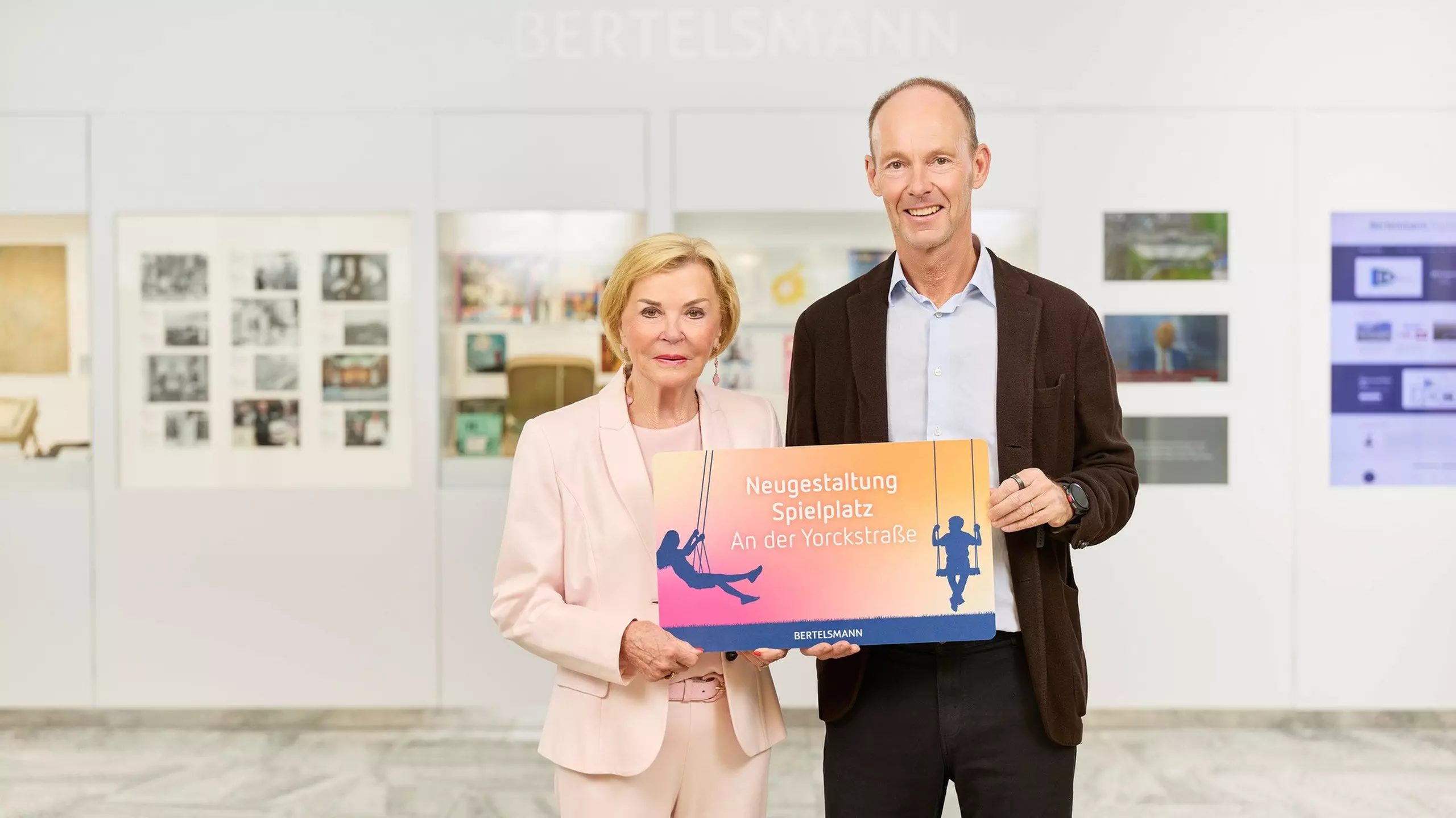 Liz Mohn and Thomas Rabe during the gift presentation
