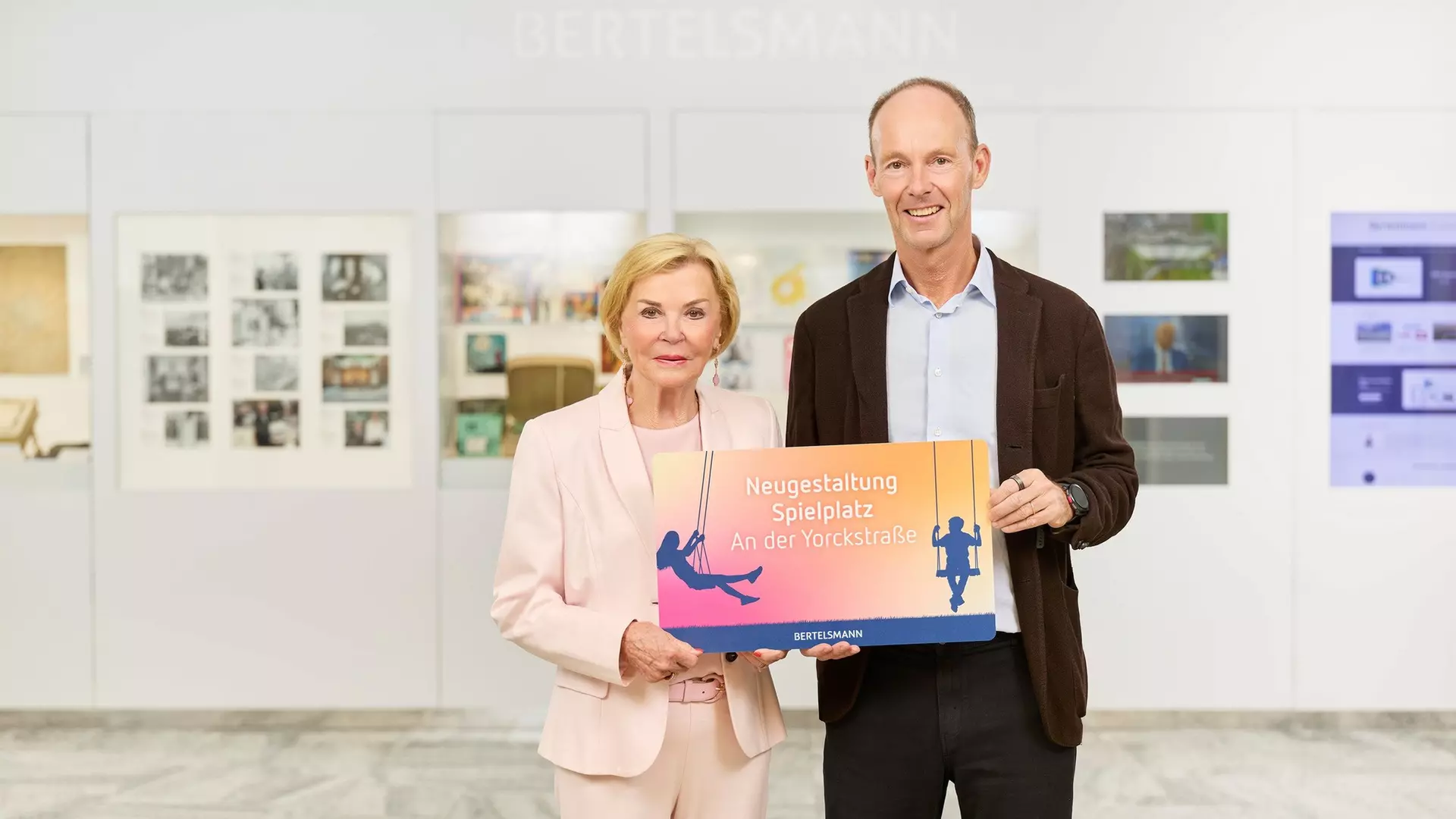 Liz Mohn and Thomas Rabe during the gift presentation