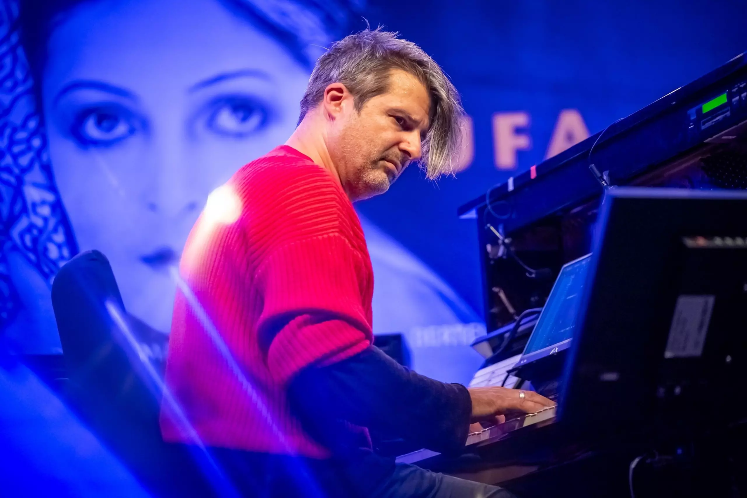 Der Komponist und Multiinstrumentalist PC Nackt begleitet den Film mit einer eigenen Komposition