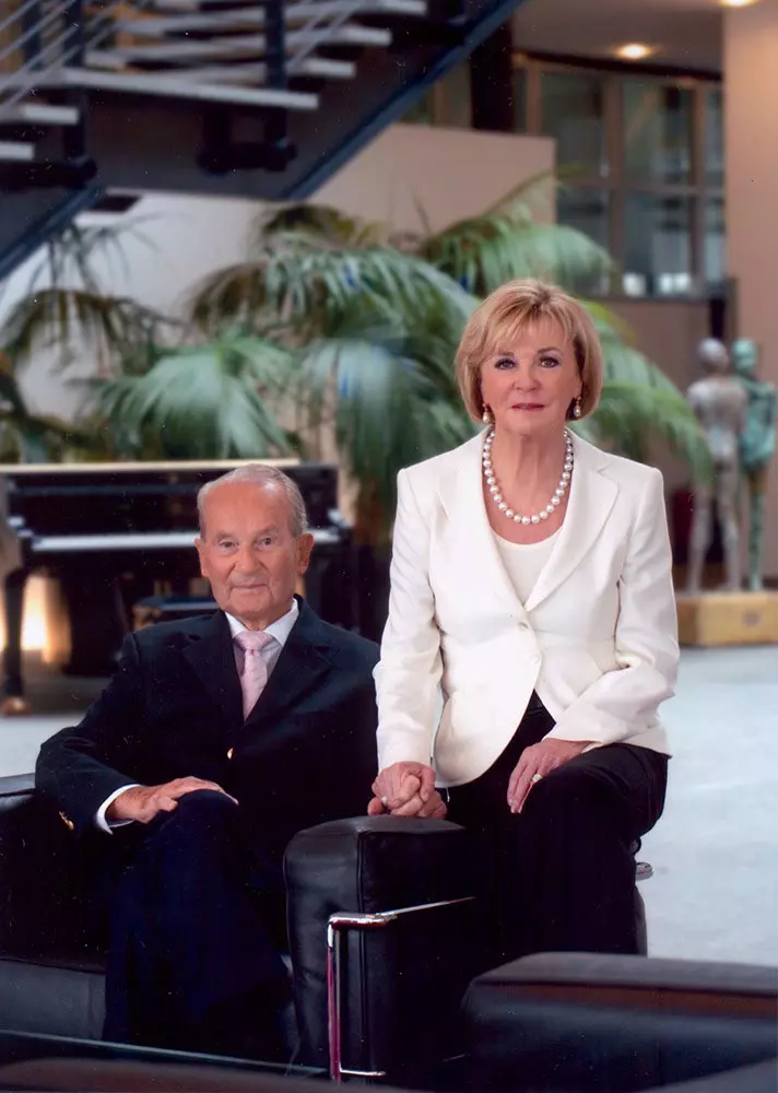 Reinhard Mohn and Liz Mohn in the foyer of the Bertelsmann Foundation.