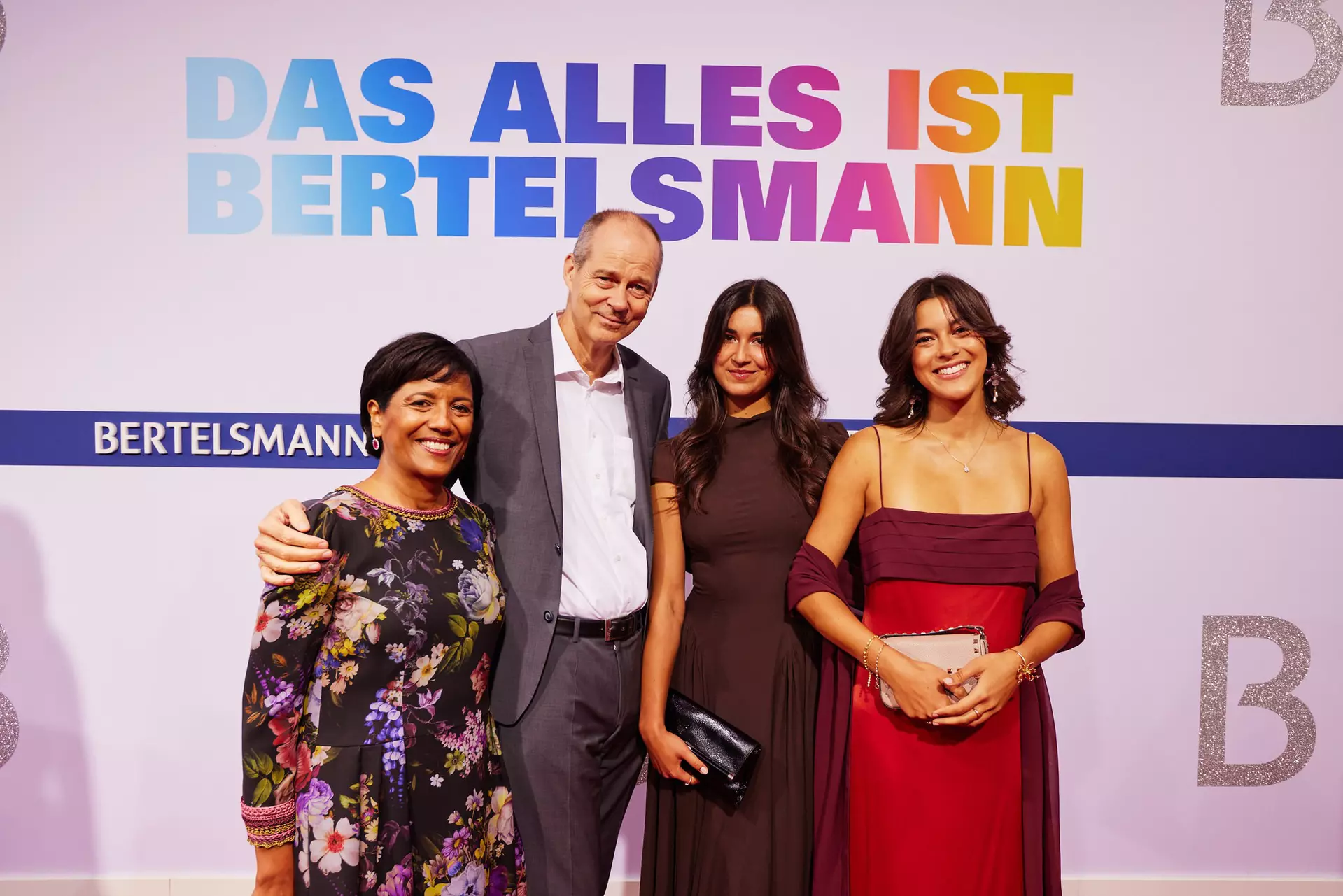 Shobhna und Christoph Mohn mit Vanessa und Jessica Mohn auf dem roten Teppich der Bertelsmann Party 2025.