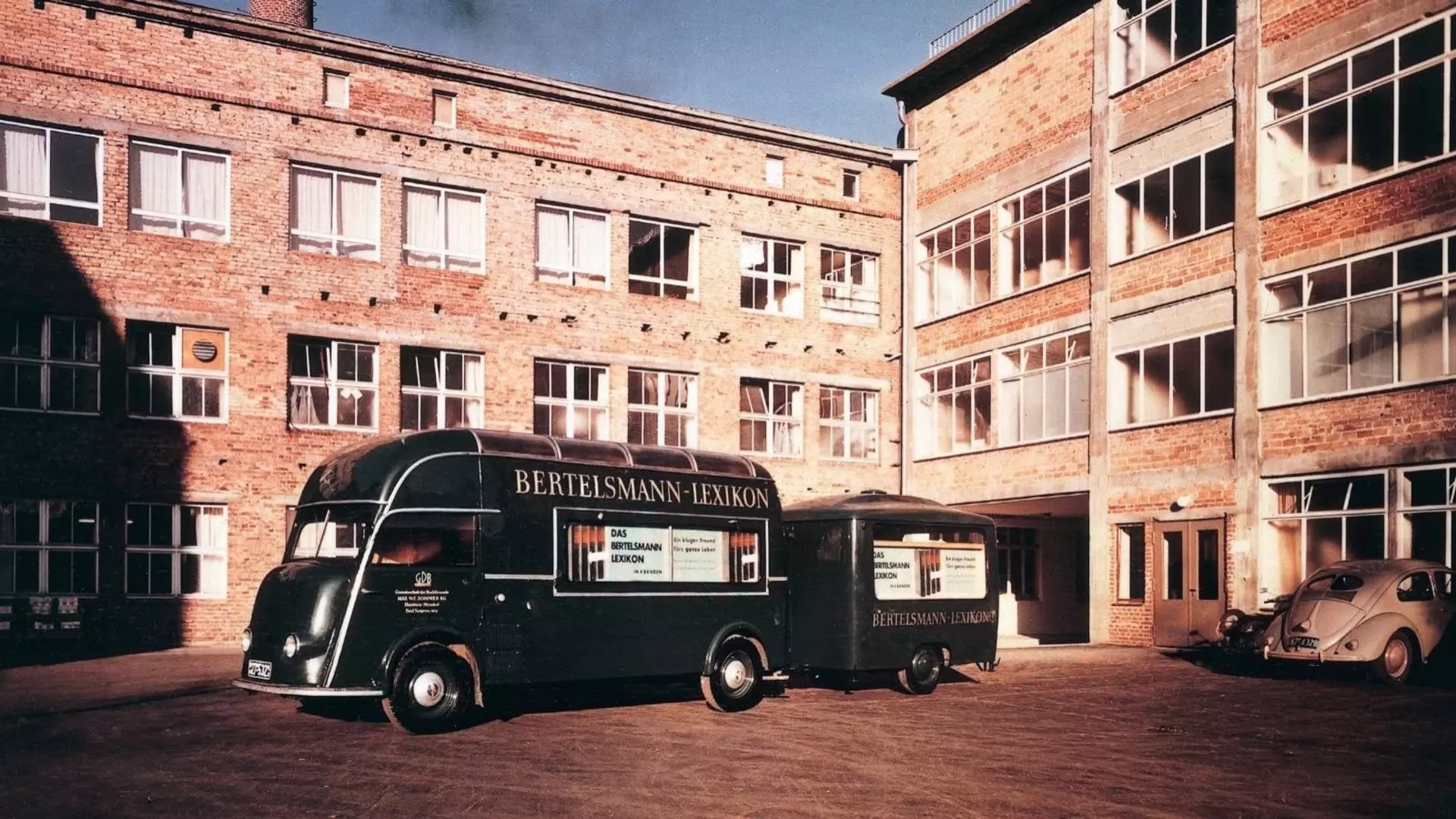 Bus advertising the "Bertelsmann Lexikon" in 1955