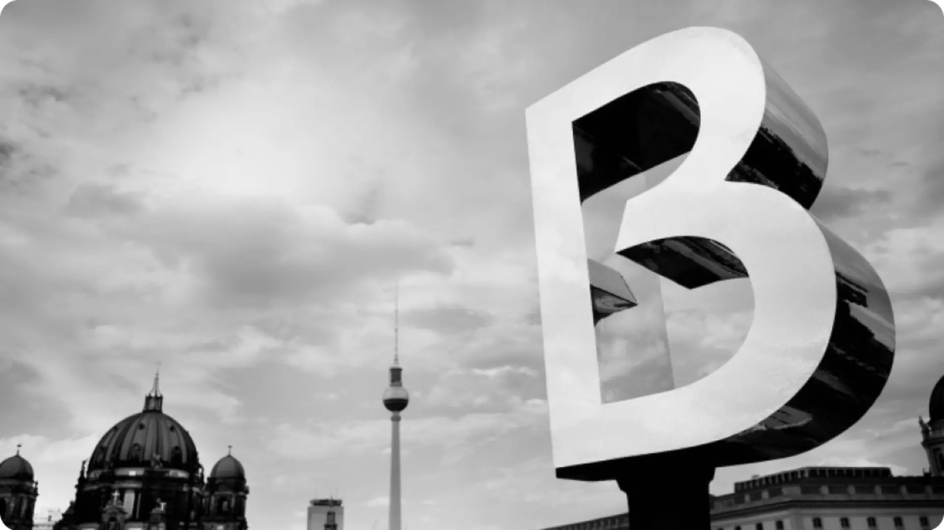 Das Bertelsmann Logo mit dem Berliner Himmel im Hintergrund