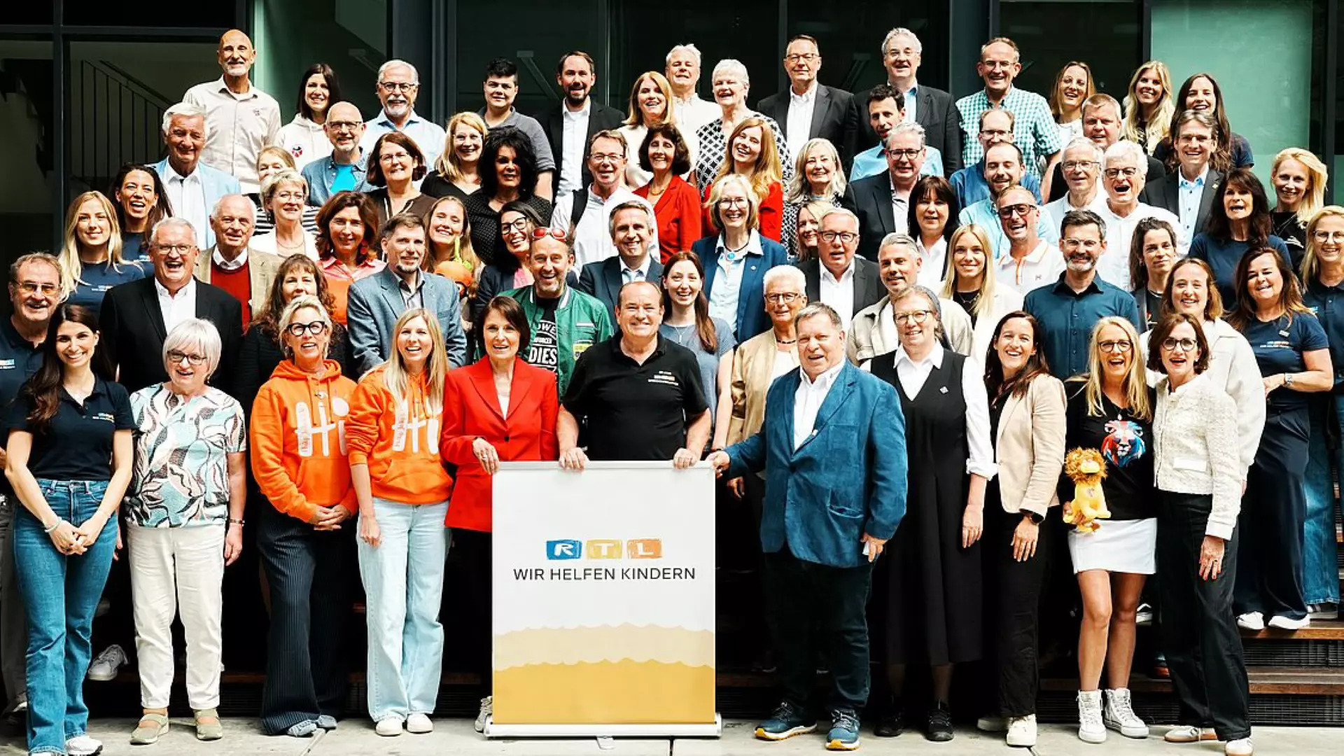 Group Photo of the 80 representatives of the partner organizations and the “Stiftung RTL – Wir helfen Kindern e.V.” team on June 10 in Cologne