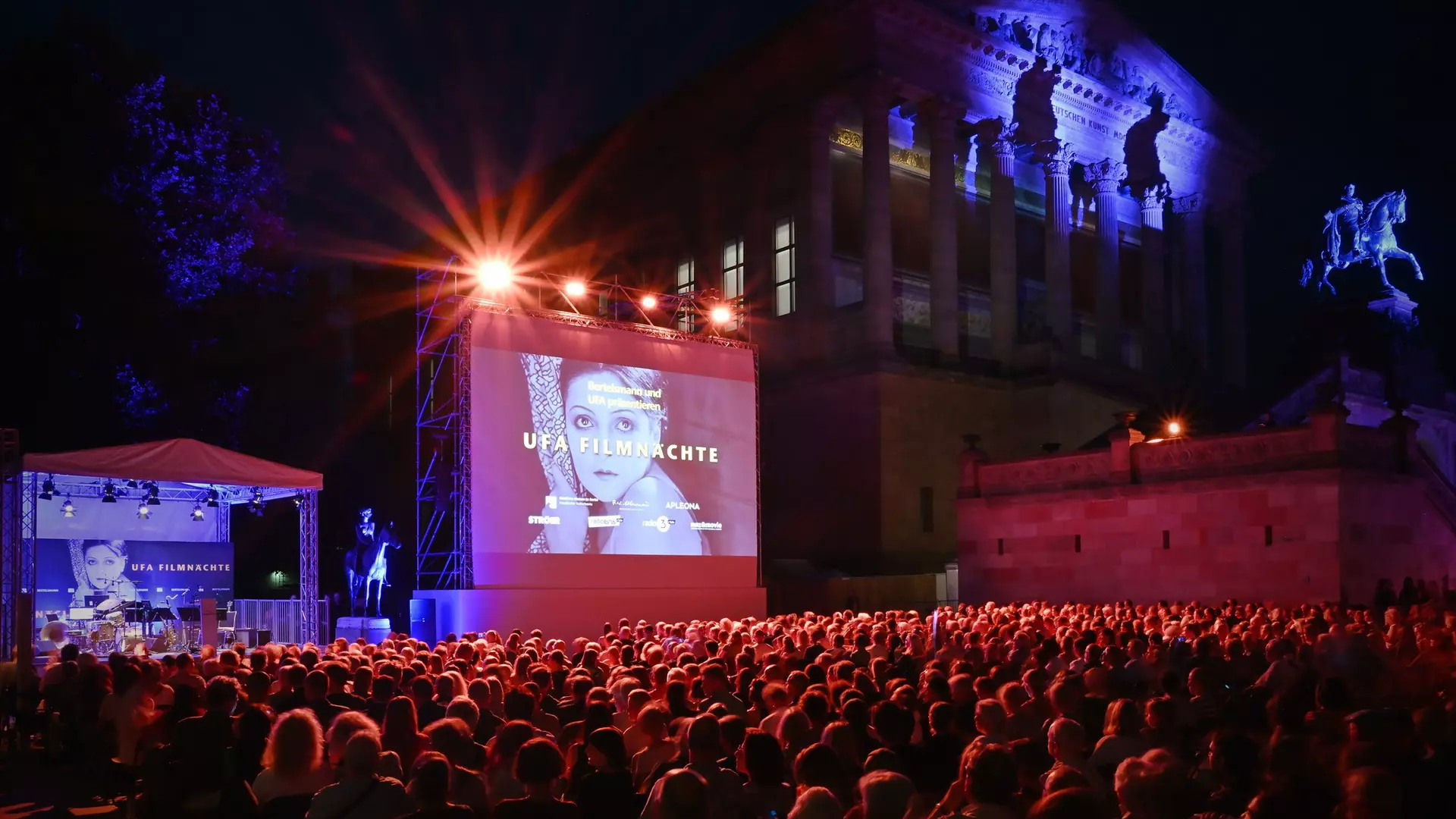 Rund tausend Stummfilmfans  auf den Kolonnadenhof der Berliner Museumsinsel warten auf den Begin des Films
