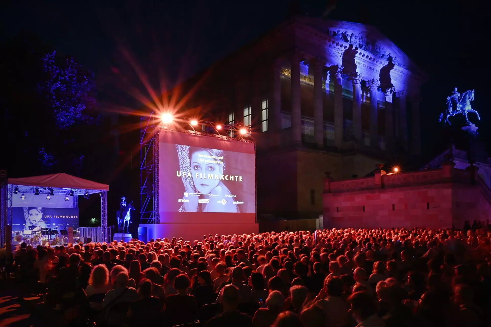 Rund tausend Stummfilmfans  auf den Kolonnadenhof der Berliner Museumsinsel warten auf den Begin des Films