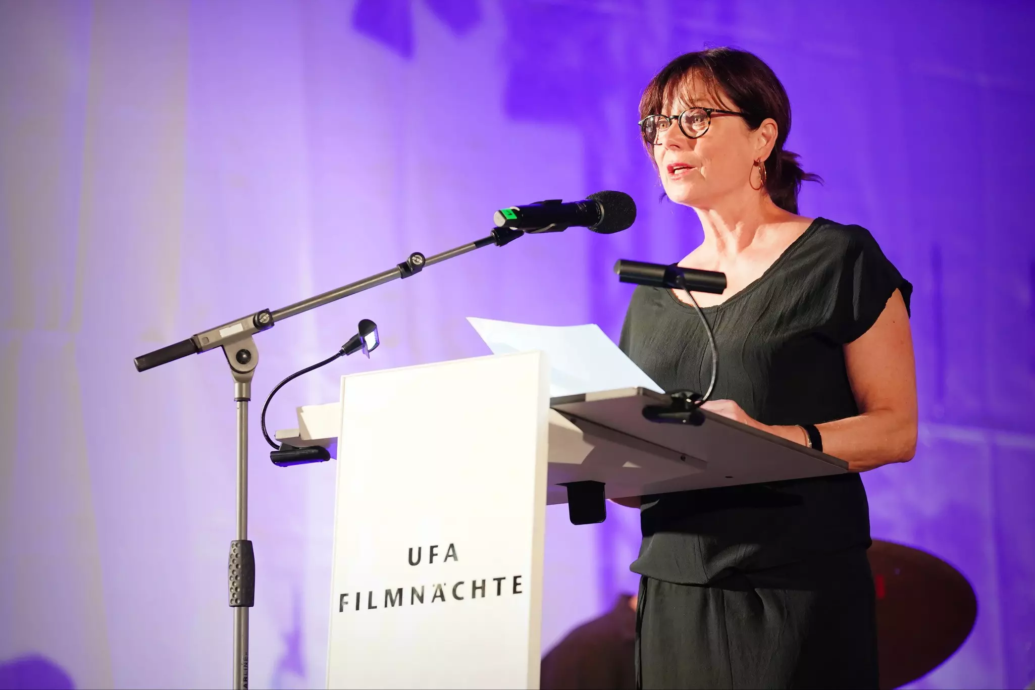 Schauspielerin Inka Friedrich führt als Filmpatin der UFA Filmnächte 2025 in den Auftaktfilm „VARIETÉ” von Ewald André Dupont aus dem Jahr 1925 ein