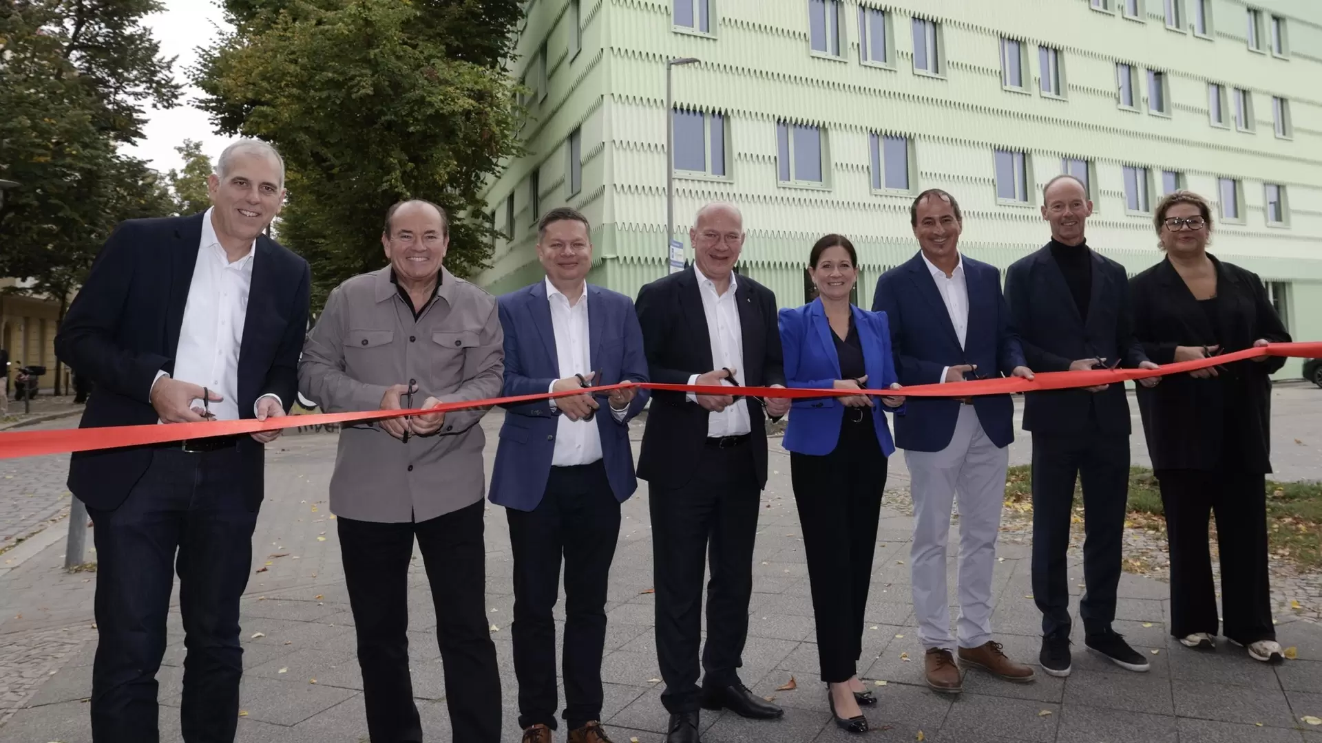 Stephan Schmitter, Wolfram Kons, Martin Schäfer, Kai Wegner, Katharina Günther-Wünsch, Eckhard Baumann, Thomas Rabe and Ilka Bessin cutting the ribbon at the opening ceremony of the "Butze"