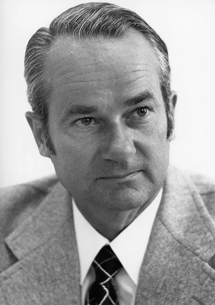 Black and white portrait of Reinhard Mohn in a suit and tie.