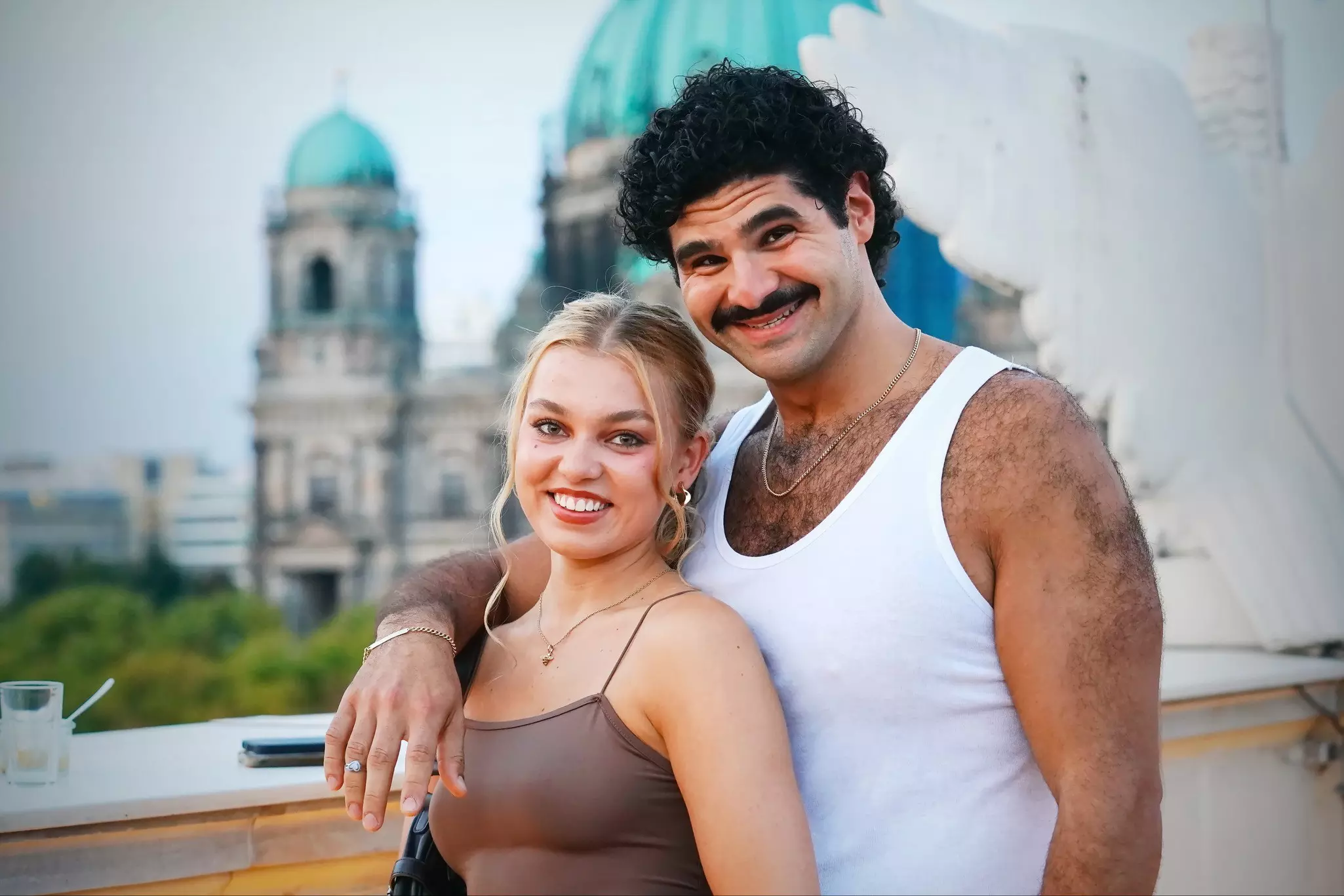 Schauspieler Samir Salim mit Joulina Wahry auf der Dachterrasse