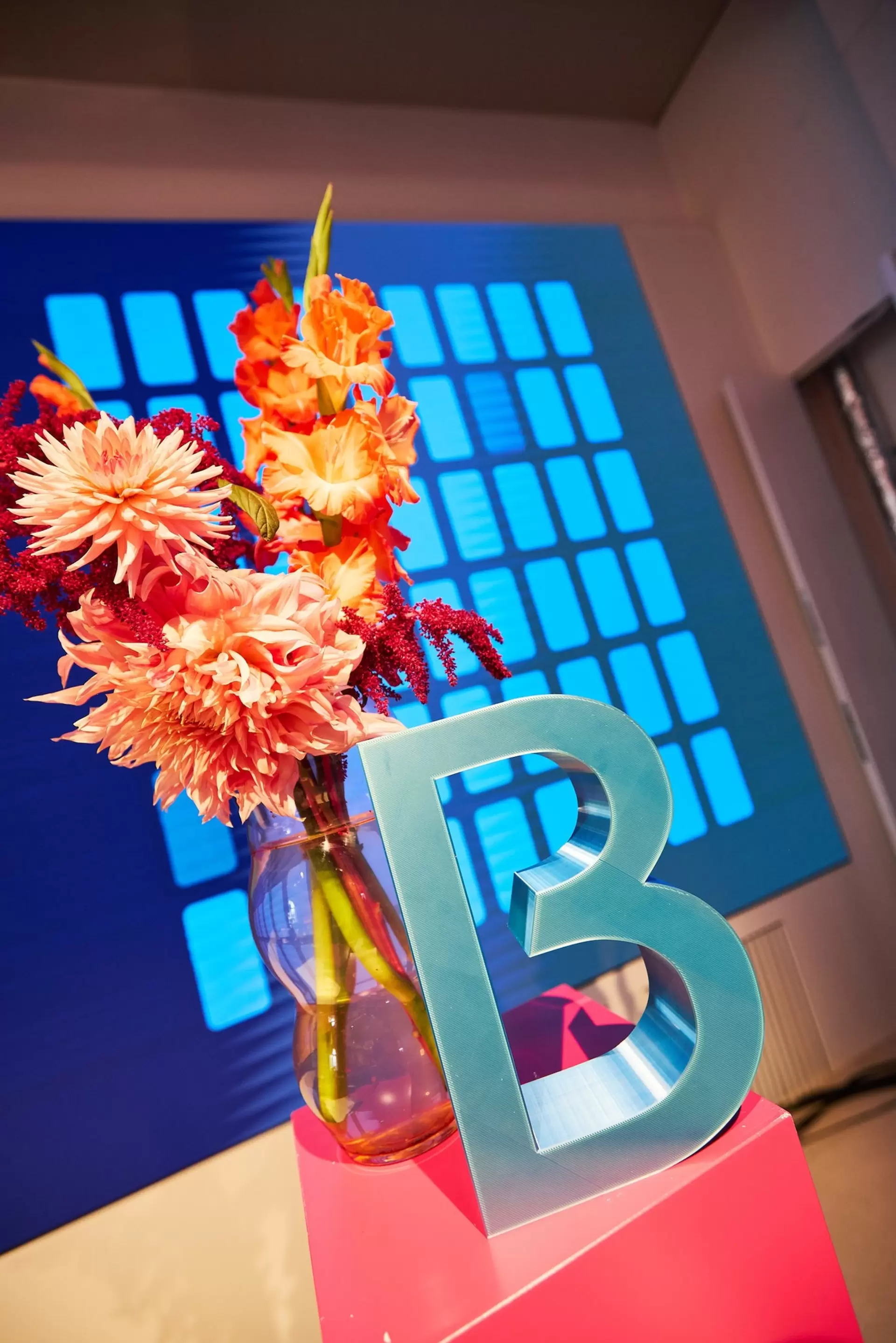 Decorations for the Bertelsmann Party 2026: BErtelsmann-B next to flowervase