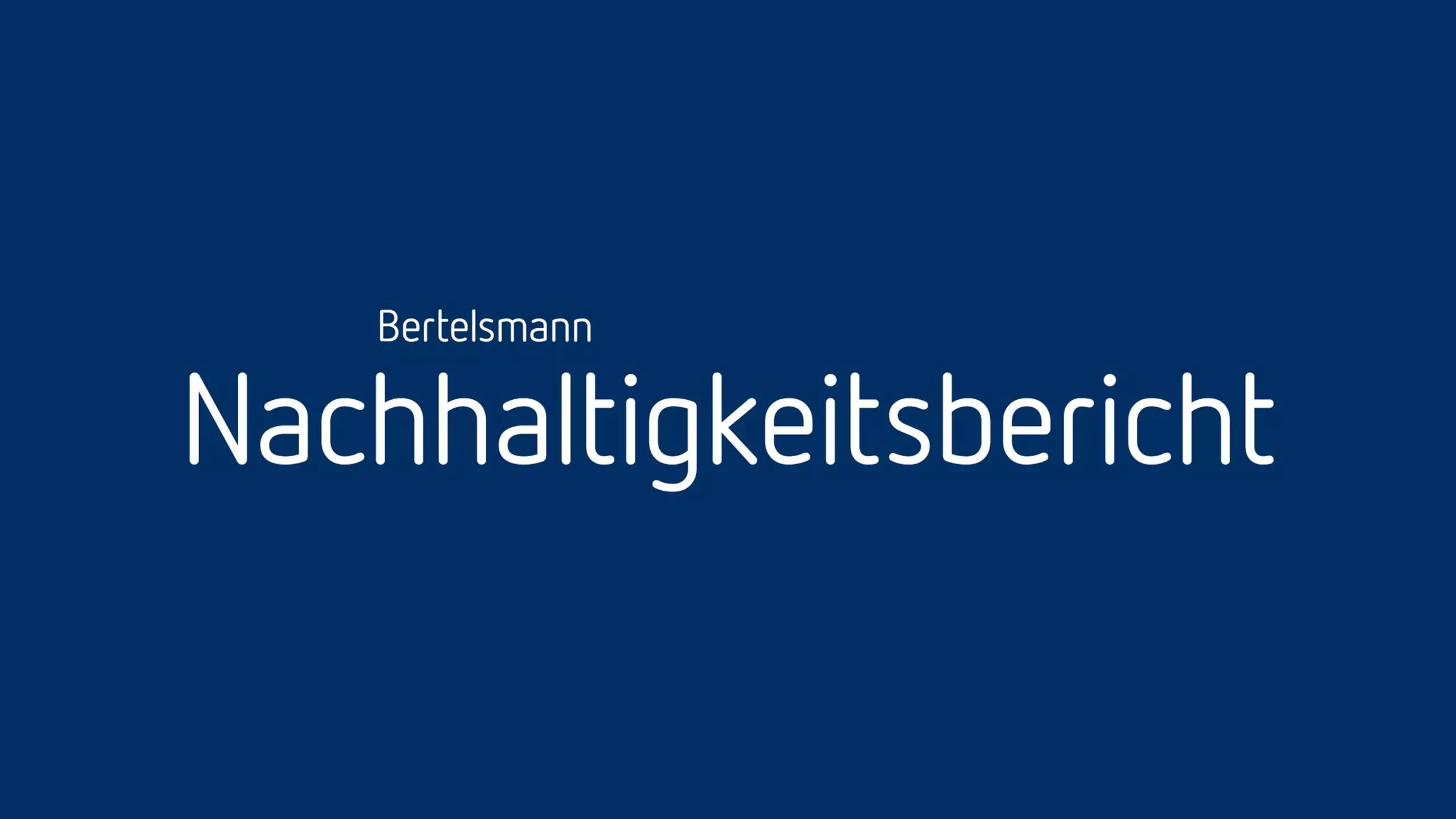 Blauer Titel-Screen mit weißer Schrift: „Bertelsmann Nachhaltigkeitsbericht“