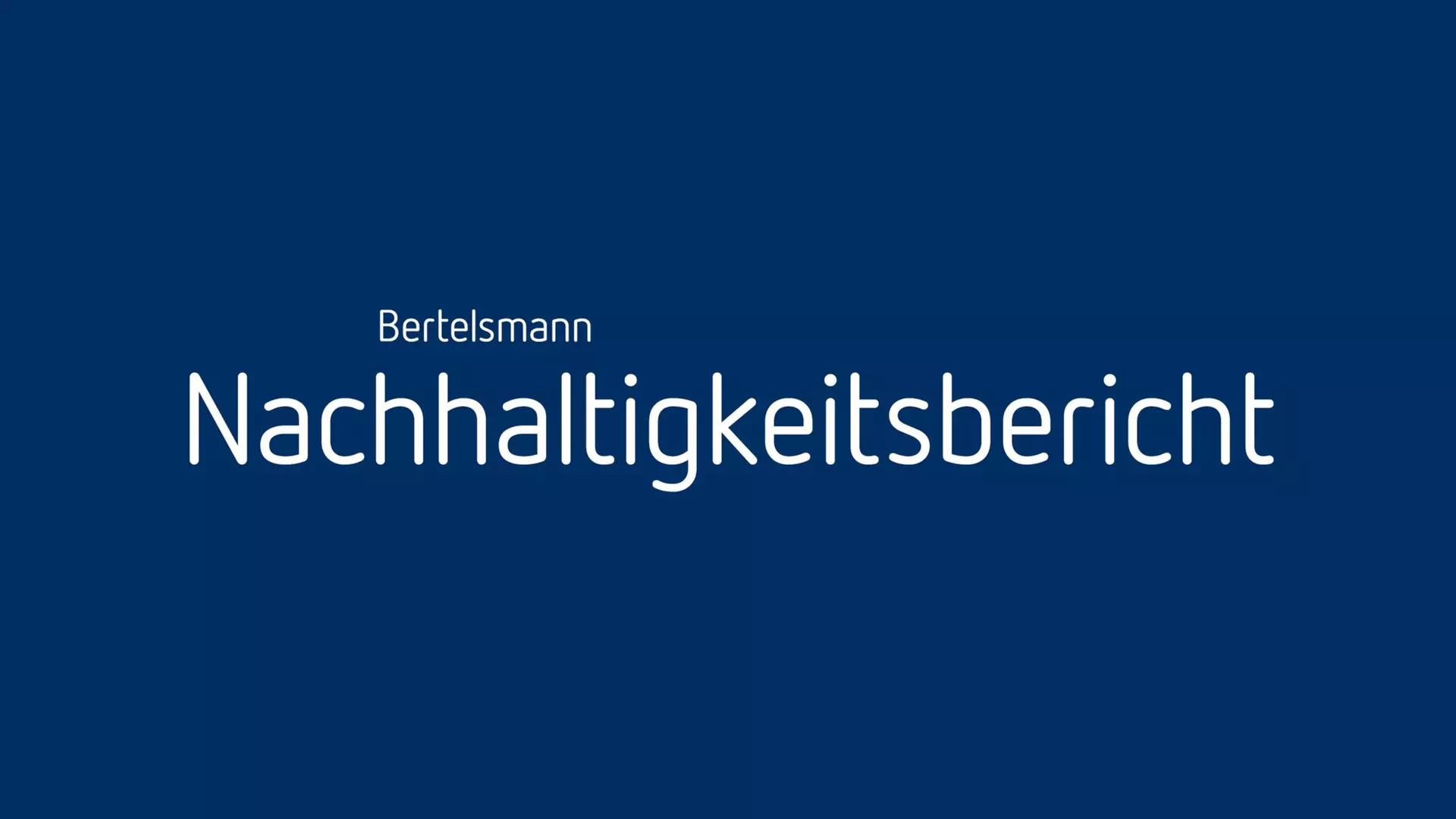 Blauer Titel-Screen mit weißer Schrift: „Bertelsmann Nachhaltigkeitsbericht“