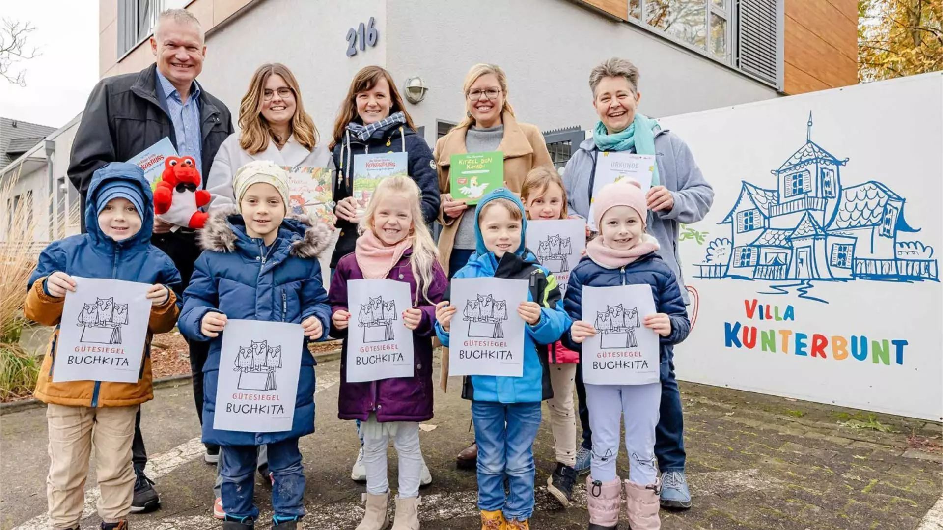 From left: Ernst-Hermann Bedey (Central Training), Simone Fratczak (Corporate Communications), Jana Damps (trainee), Wencke Prause (Bertelsmann Sport and Health), and Christiane Keller (Head of the Villa Kunterbunt Family Center) with children from the daycare center