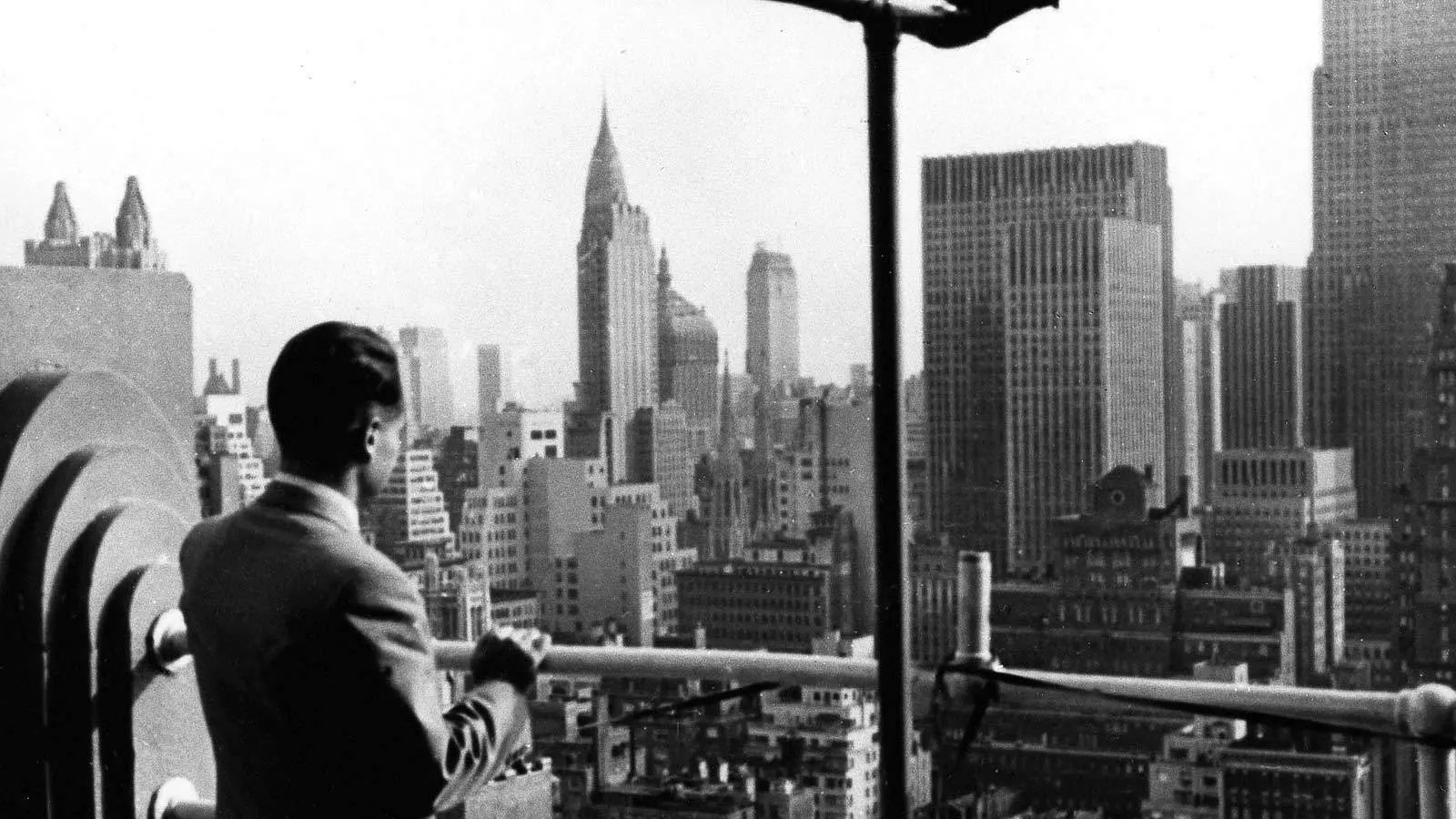 Reinhard Mohn stands on a high balcony and looks out at the New York skyline.