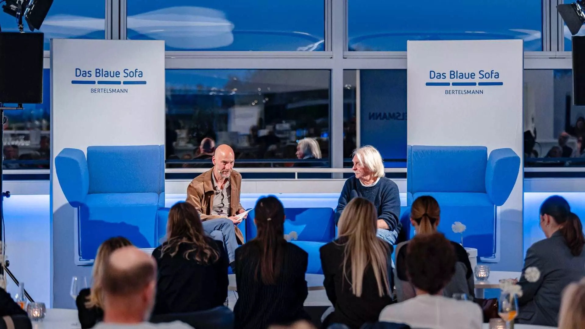 Bernd Volland, head of the editorial team at “Stern Crime” (left), and Axel Petermann, profiler and author, on The Blue Sofa