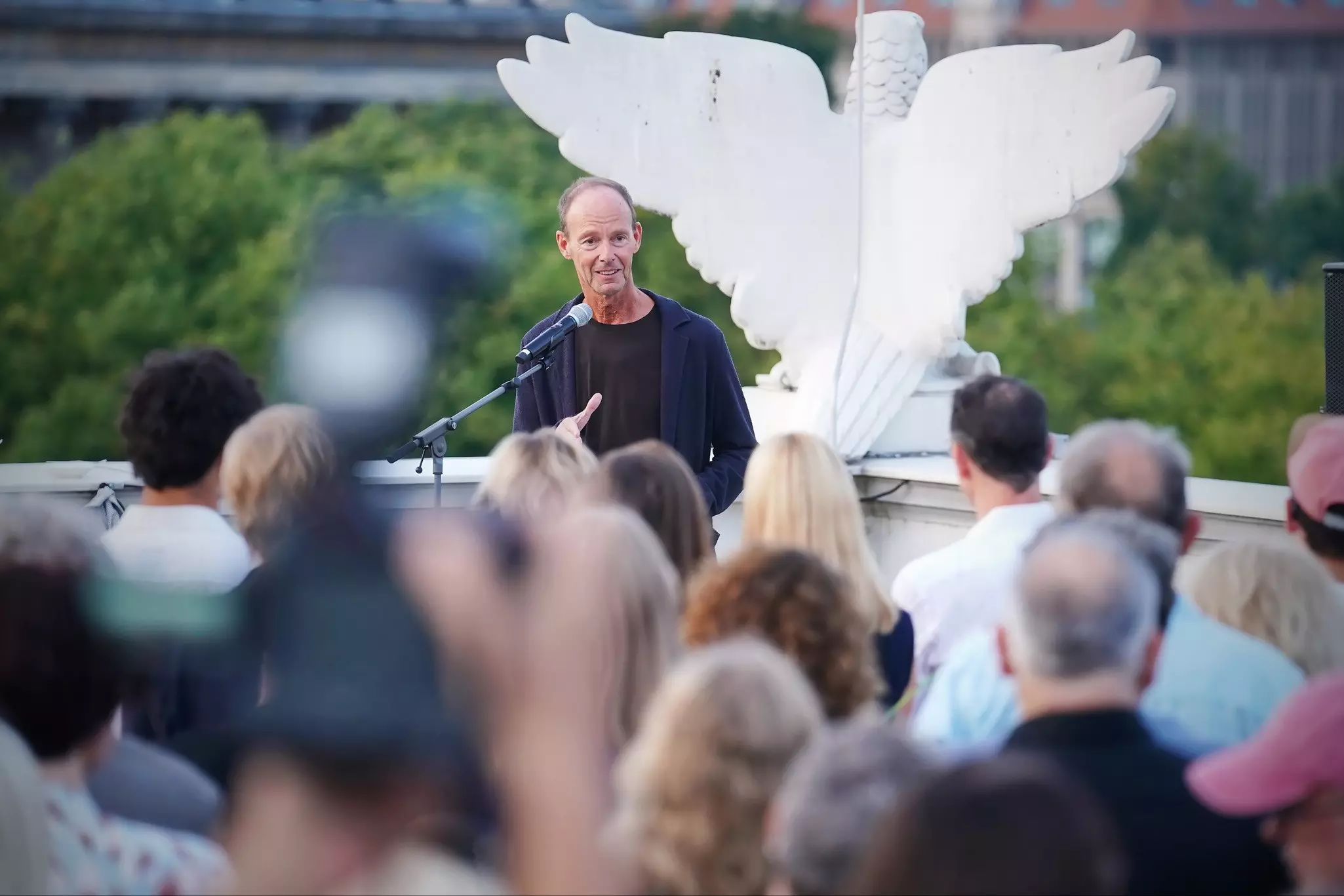 Ansprache von Bertelsmann-CEO Thomas Rabe beim Empfang der UFA Filmnächte 2025 auf der Dachterrasse