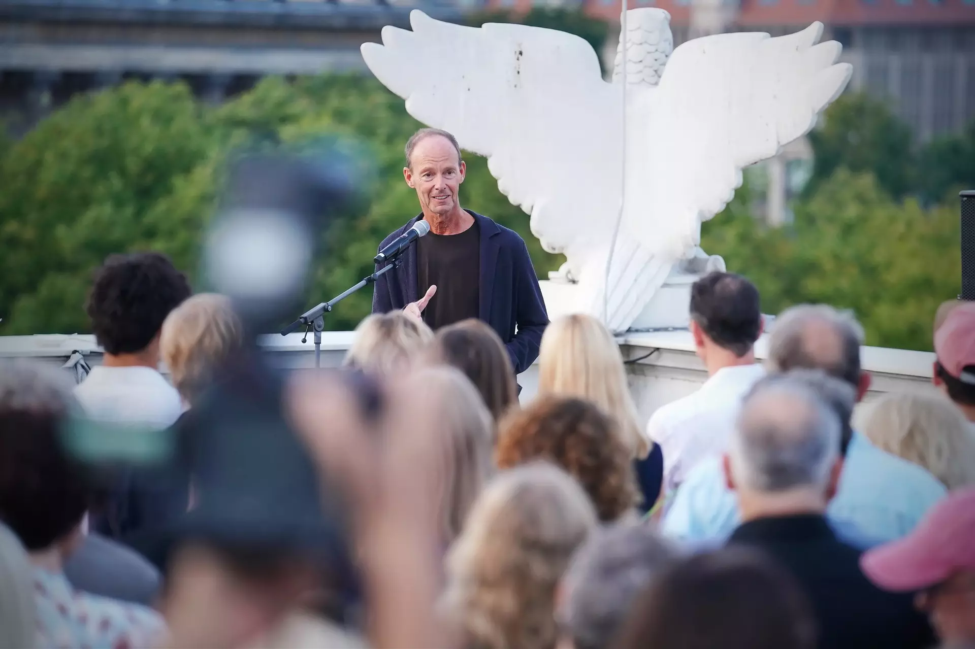 Ansprache von Bertelsmann-CEO Thomas Rabe beim Empfang der UFA Filmnächte 2025 auf der Dachterrasse