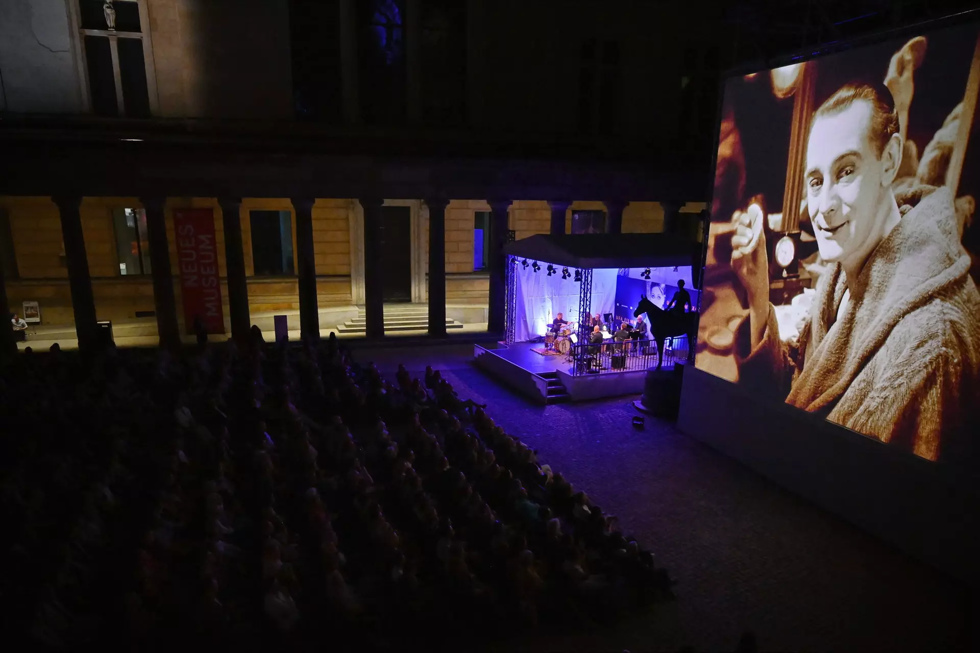 Besucher sehen den Auftaktfilm “VARIETÉ” von Ewald André Dupont aus dem Jahr 1925