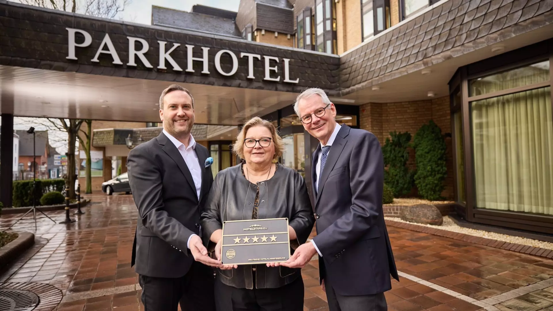 Picture from left: Kay Dubbert, Marketing Manager Parkhotel GT, Regine Tönsing, Managing Director DEHOGA Ostwestfalen e.V., Sönke Tuchel, Managing Director Parkhotel Gütersloh