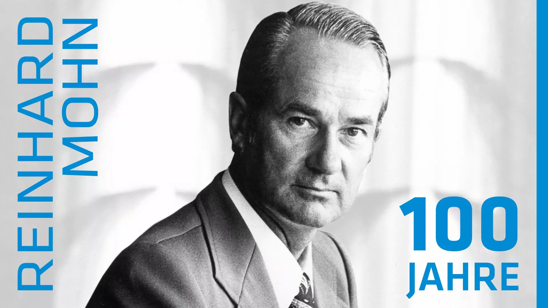 Portrait of Reinhard Mohn, his name is written in blue on the left, "100 years" on the right.