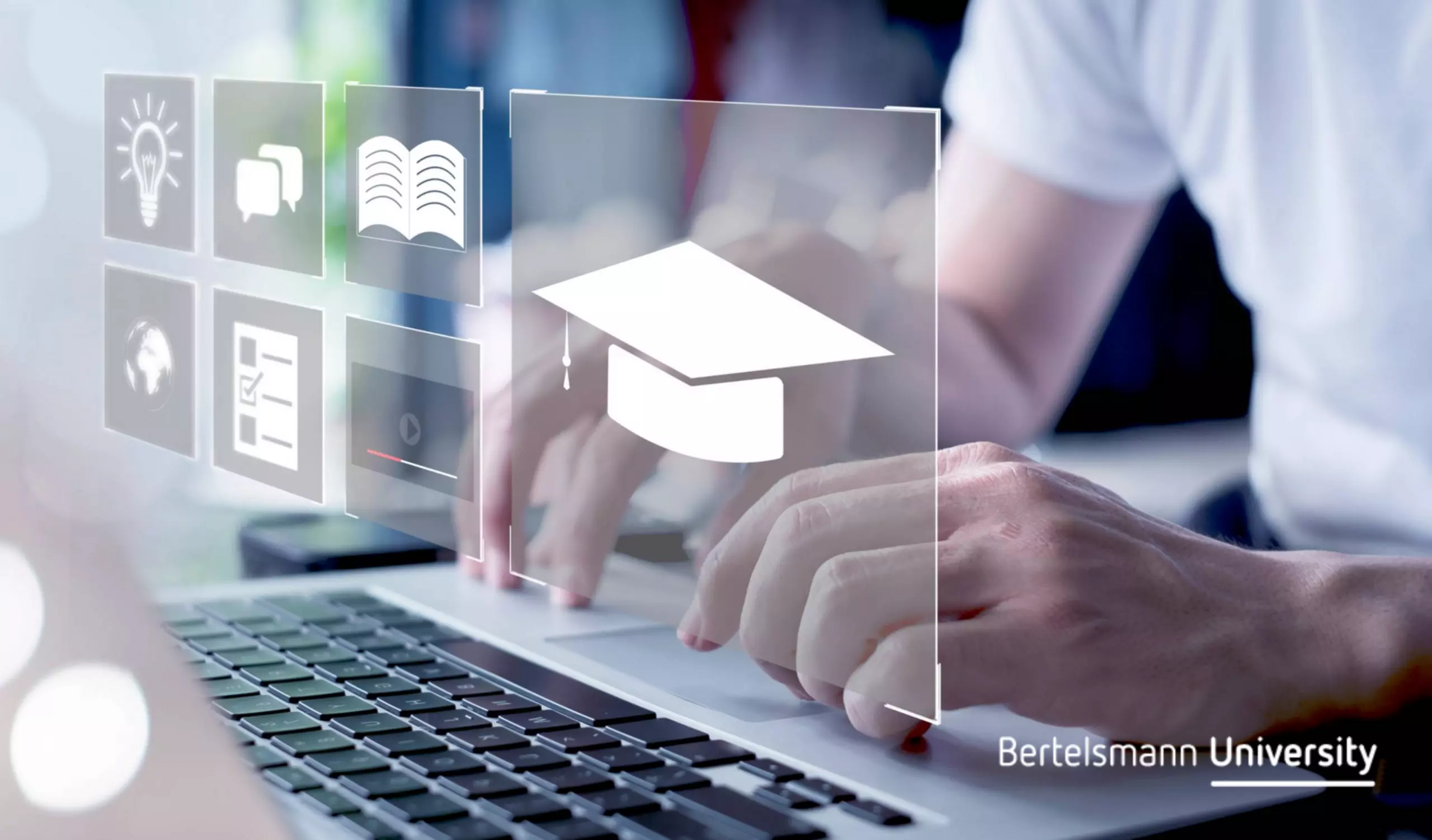 Hände tippen auf einem Laptop, daneben schweben Symbole für digitales Lernen wie ein Abschlussikon; unten rechts steht „Bertelsmann University“.
