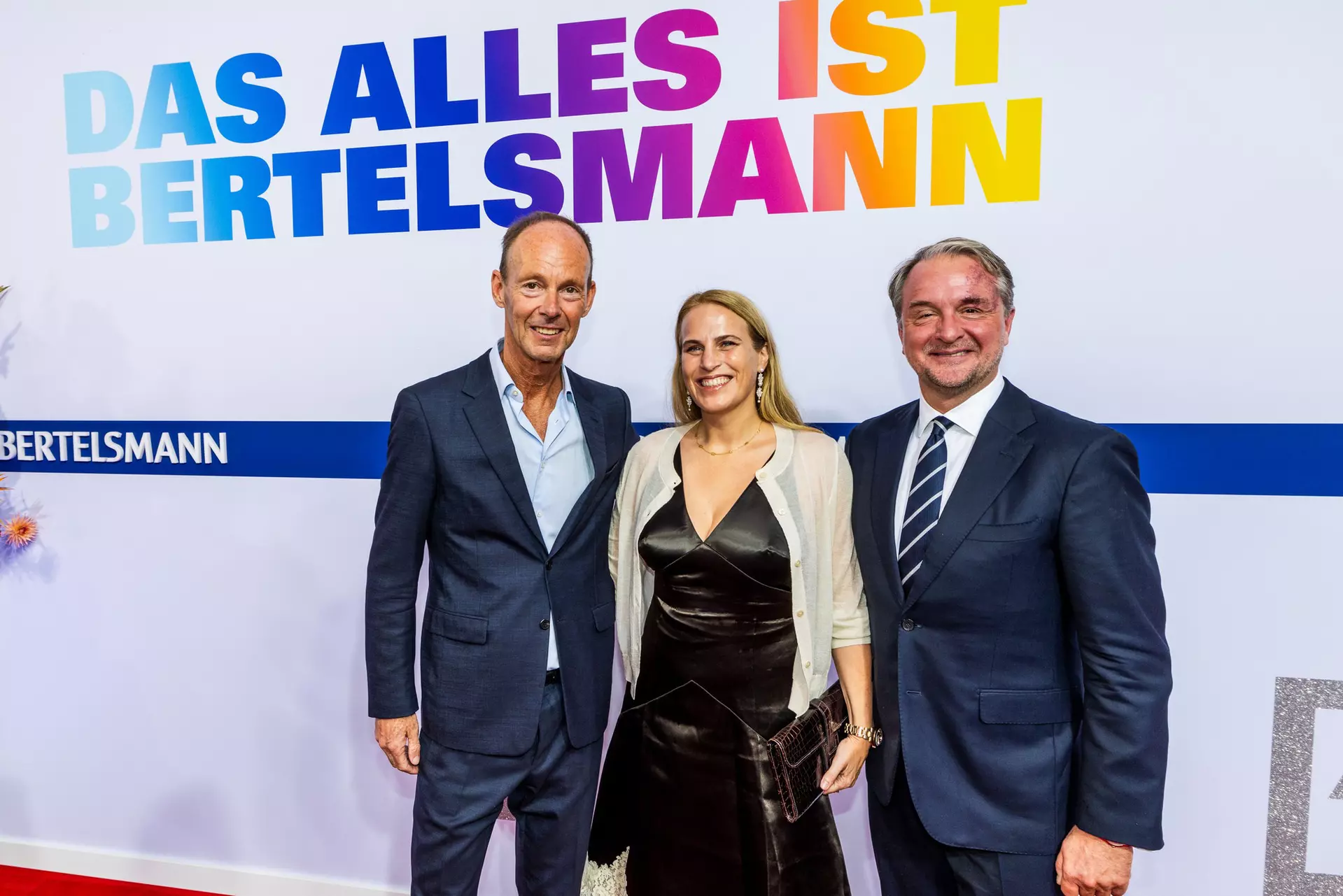 Thomas Rabe, Julia und Immanuel Hermreck auf dem roten Teppich der Bertelsmann Party 2025.