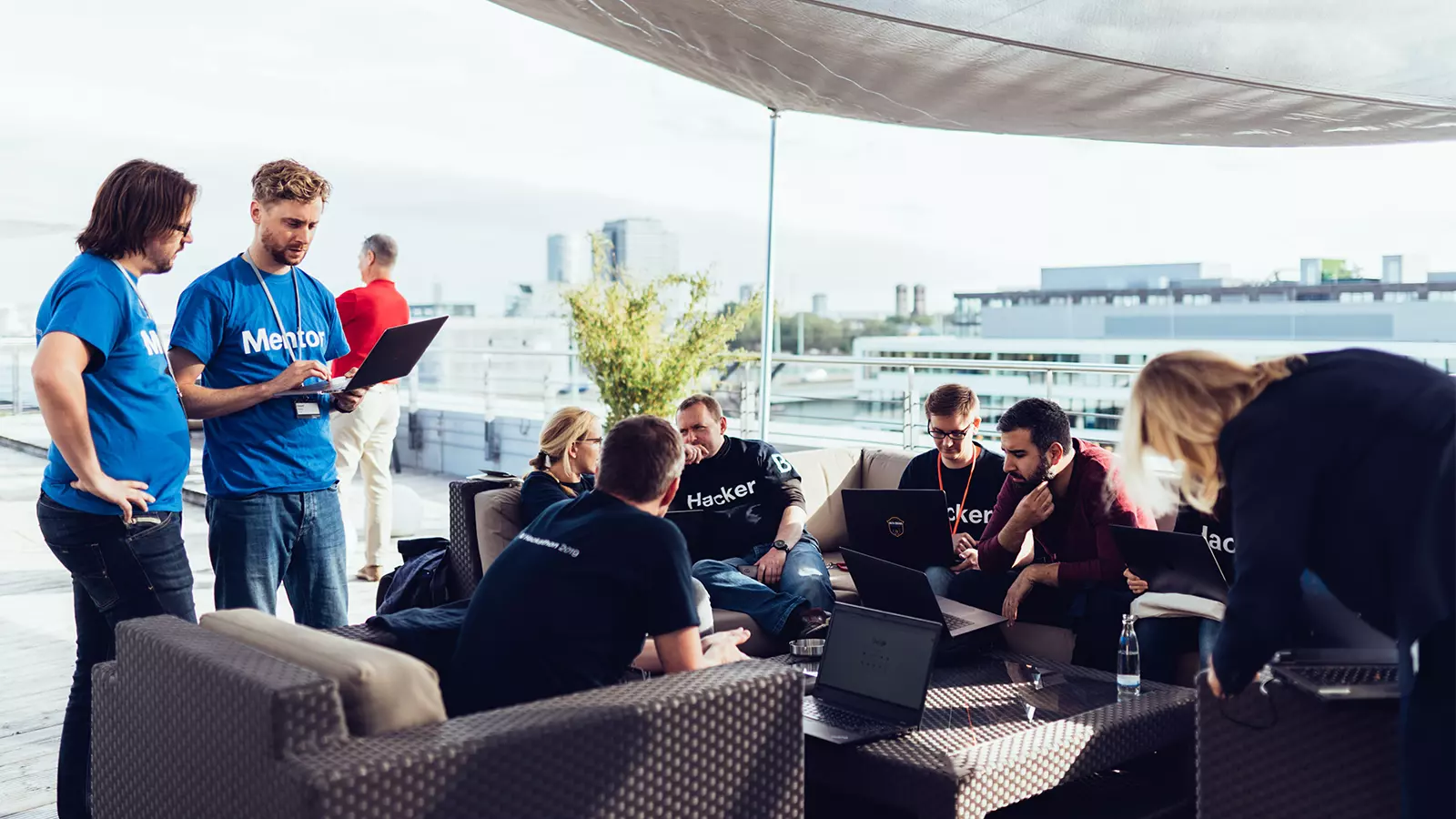 Menschen mit Laptops auf einer Open-Air Veranstaltung