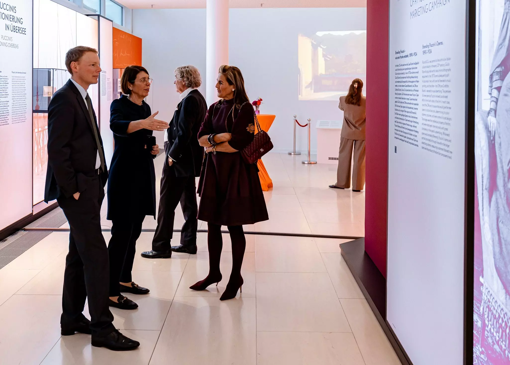 Helen Müller on a tour of the exhibition with Rolf Hellermann, Wolfgang Hölker, and Siggi Spiegelburg-Hölker