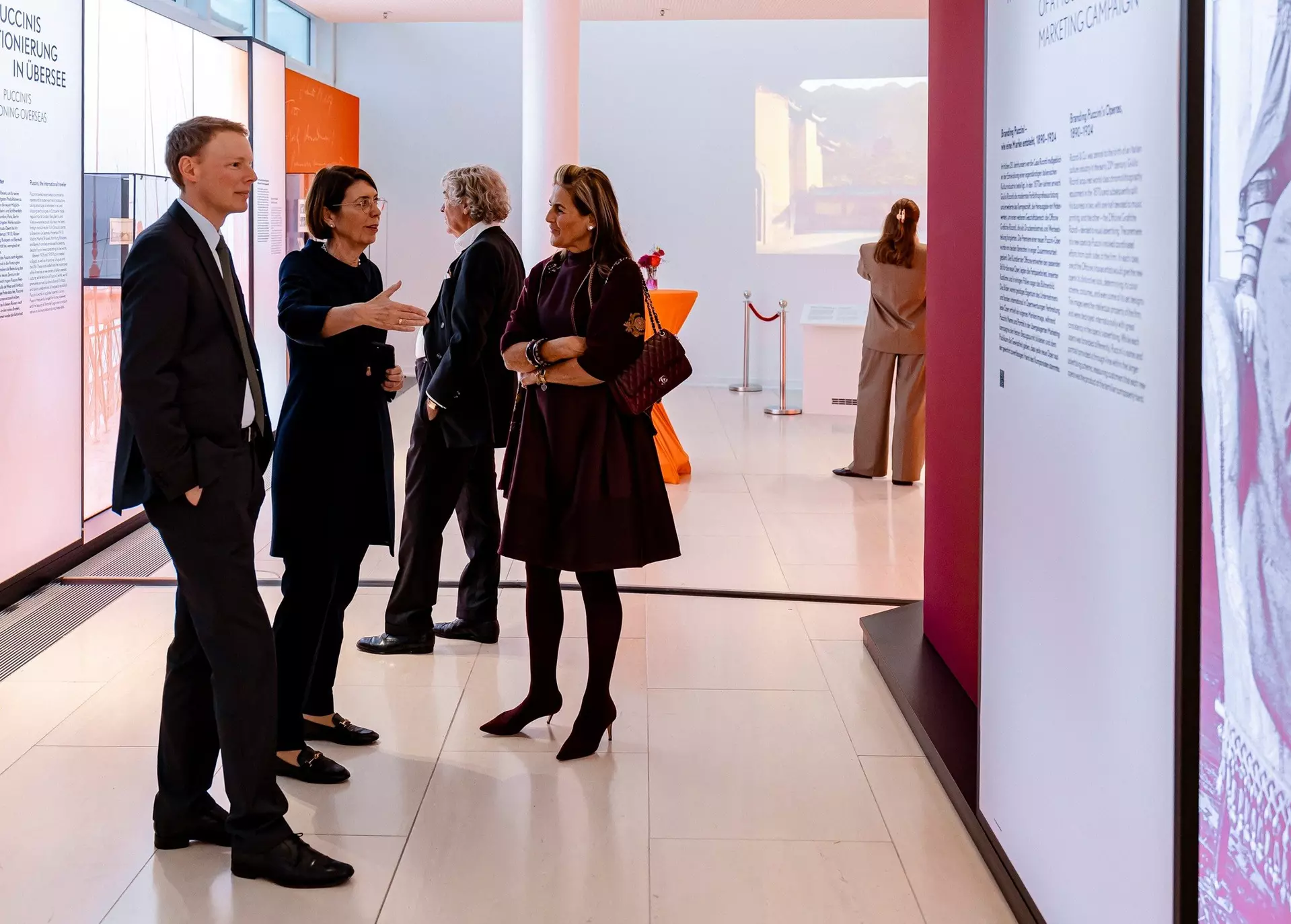 Helen Müller on a tour of the exhibition with Rolf Hellermann, Wolfgang Hölker, and Siggi Spiegelburg-Hölker