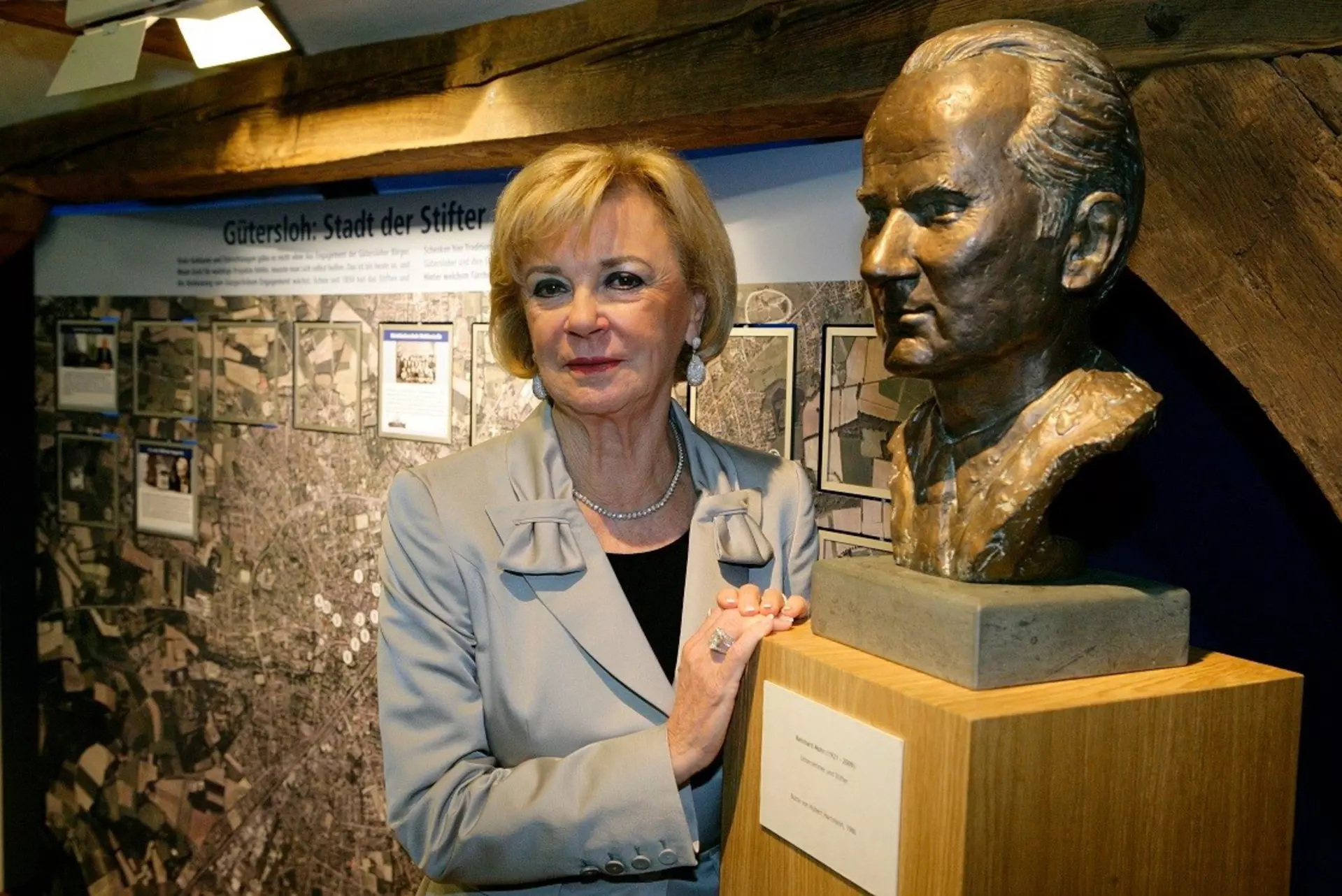 Liz Mohn und die Reinhard-Mohn-Bronze-Büste