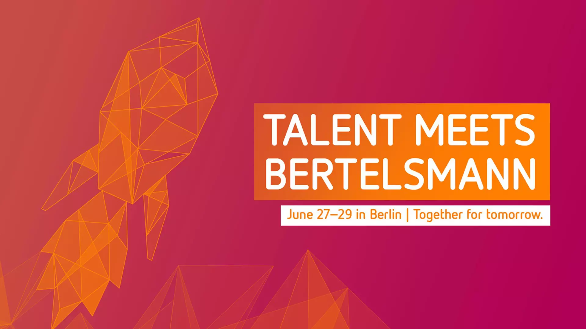 Bertelsmann invited top students from all over Europe to Berlin. Chief Human Resources Officer Immanuel Hermreck and moderator Amiaz Habtu welcomed the participants to the 14th edition of the 'Talent Meets Bertelsmann' career event. (© Bertelsmann)