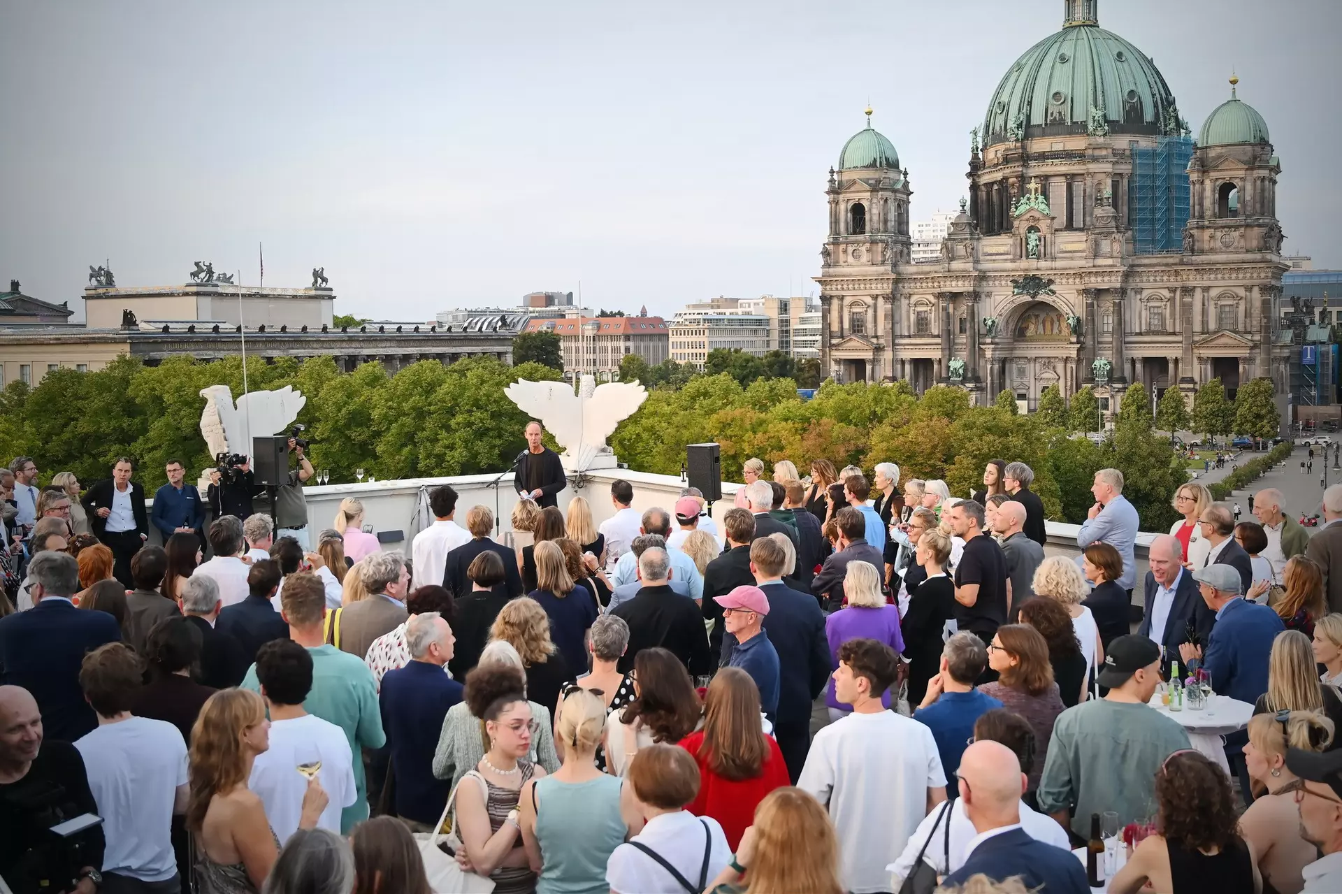 Rund 300 Gäste verfolgen die Ansprache von Thomas Rabe auf der Dachterrasse der Bertelsmann Repräsentanz