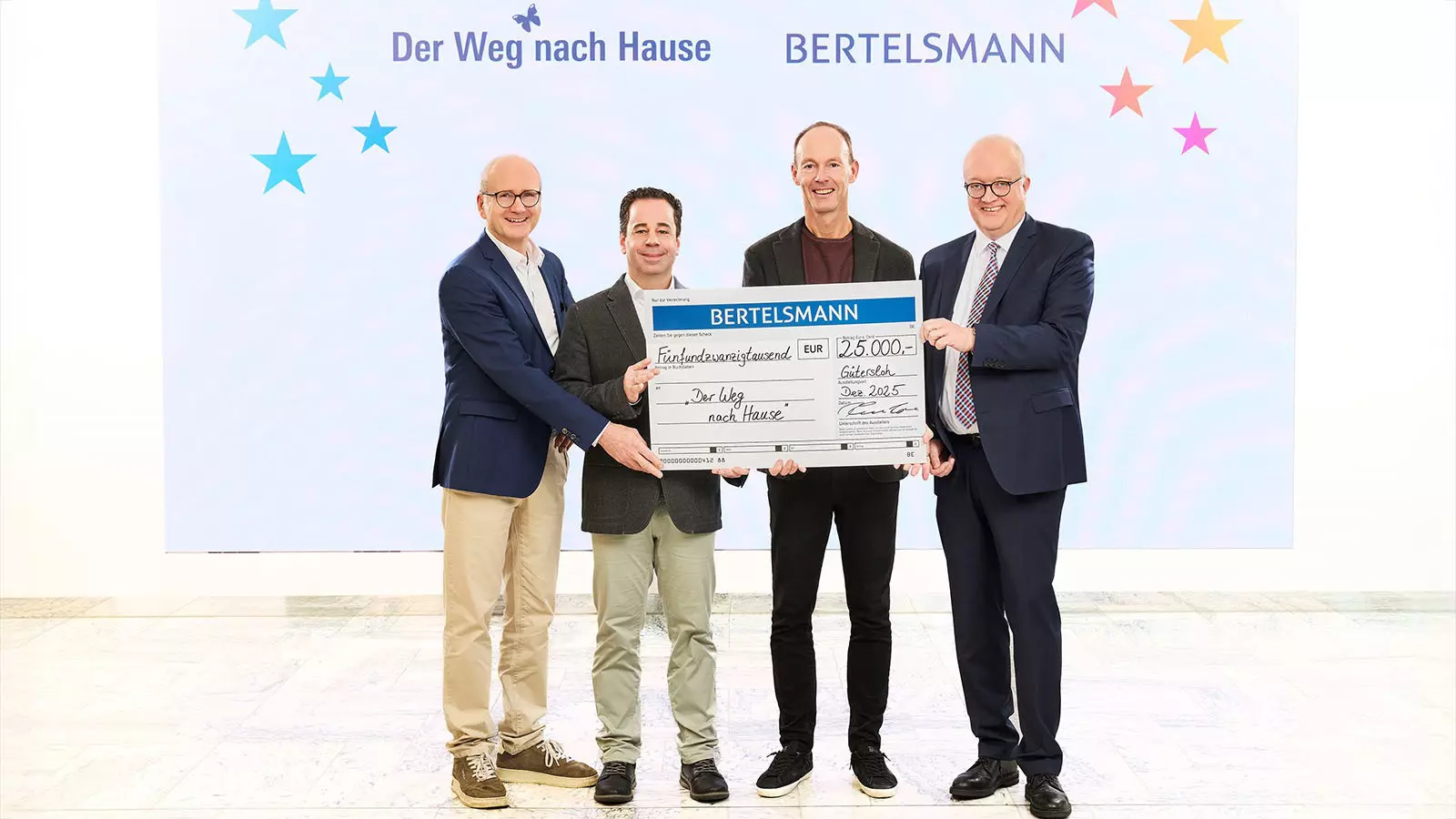 Übergabe des Schecks über 25.000 Euro