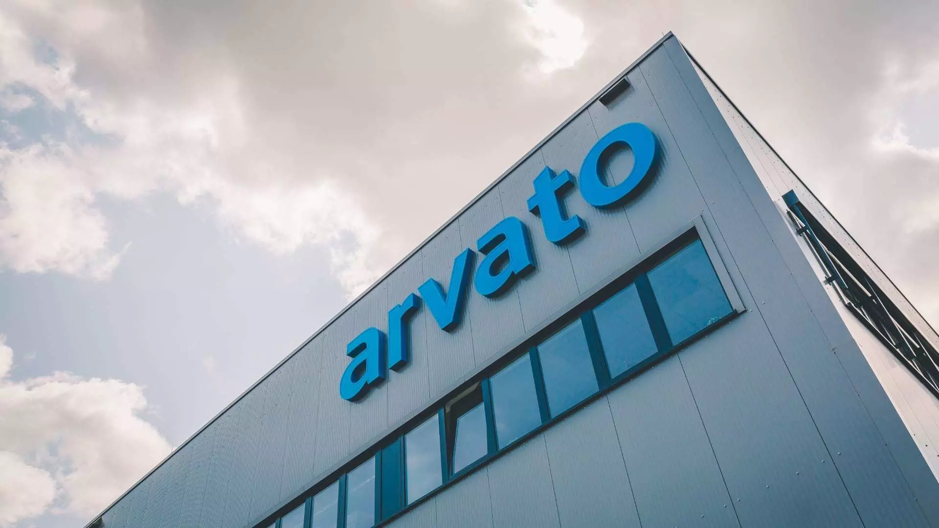 Arvato-Sign on the facade of an office building