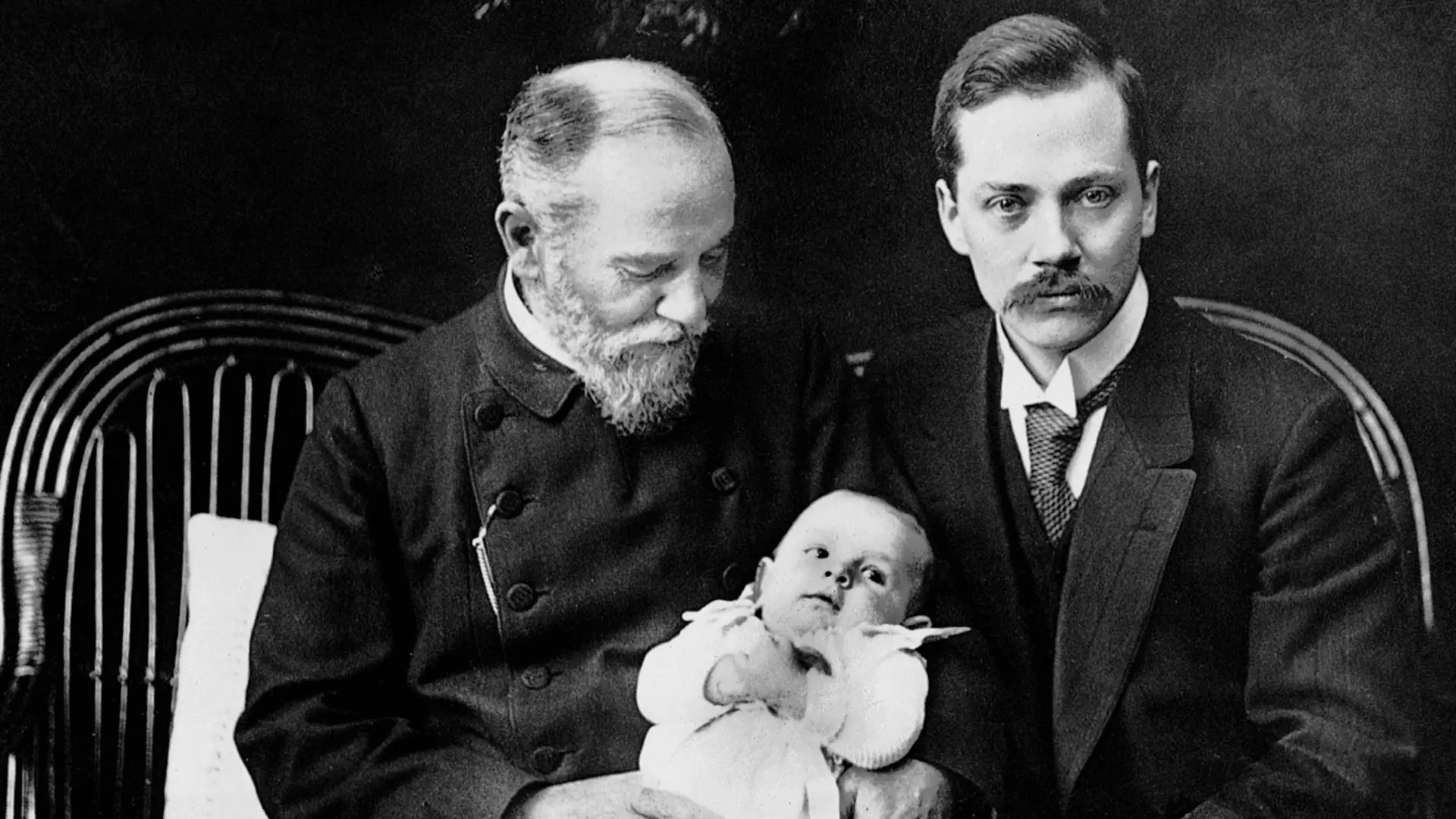 Familiy photo with Johannes Mohn on the left