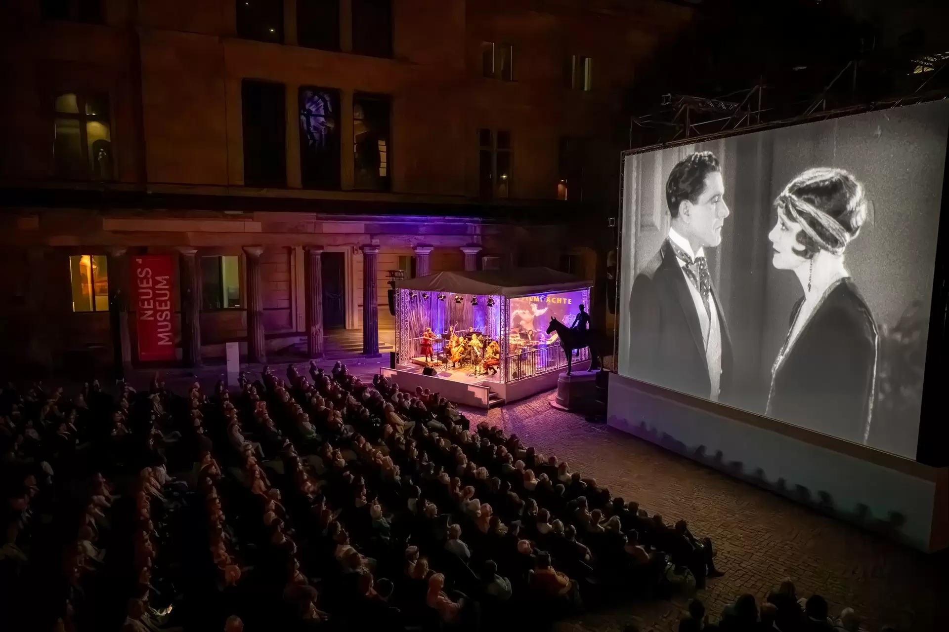 About a thousand silent film fans gathered in the Kolonnadenhof on Berlin's Museum Island