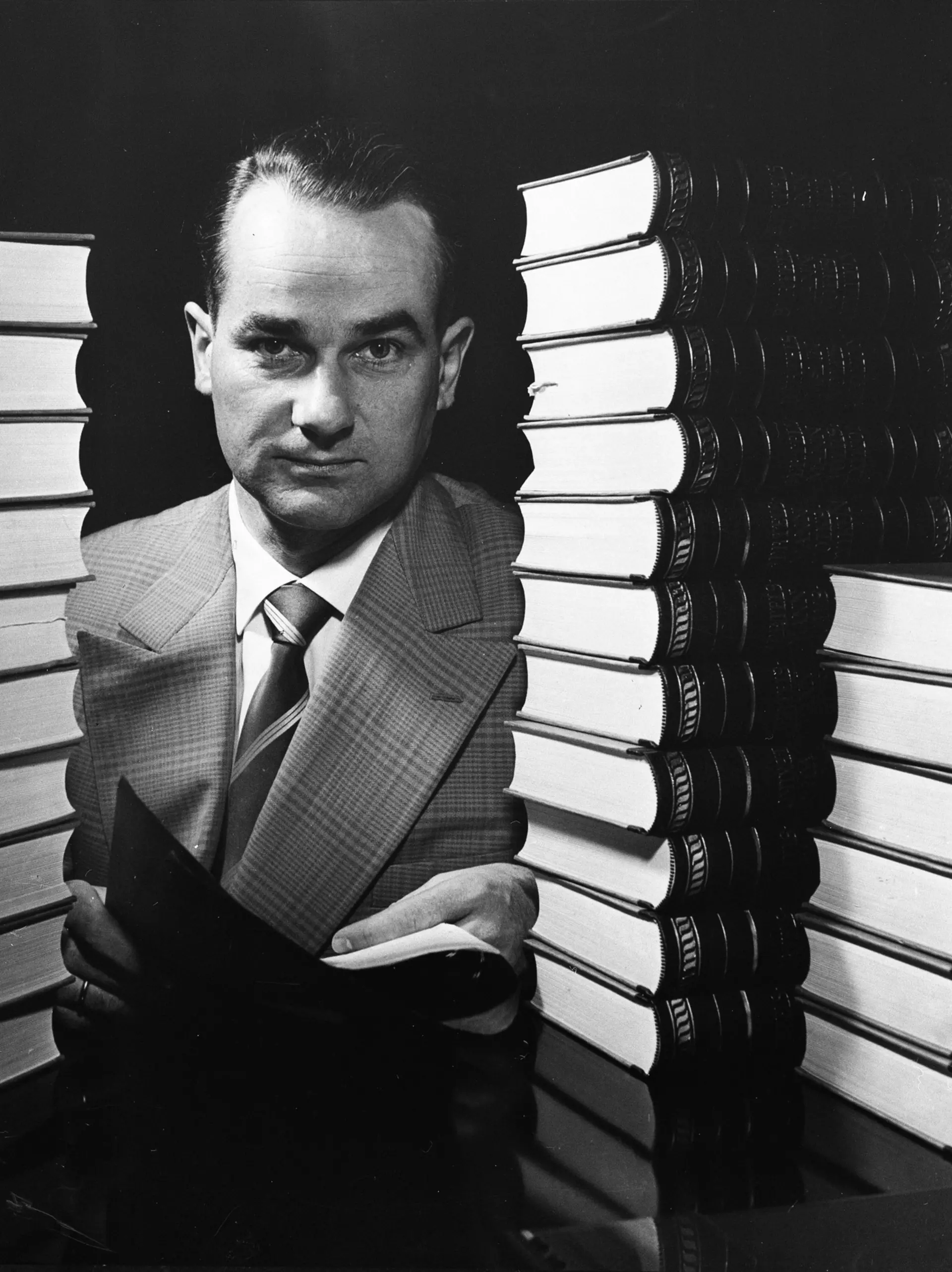 Reinhard Mohn with the Bertelsmann Volkslexikon, 1957