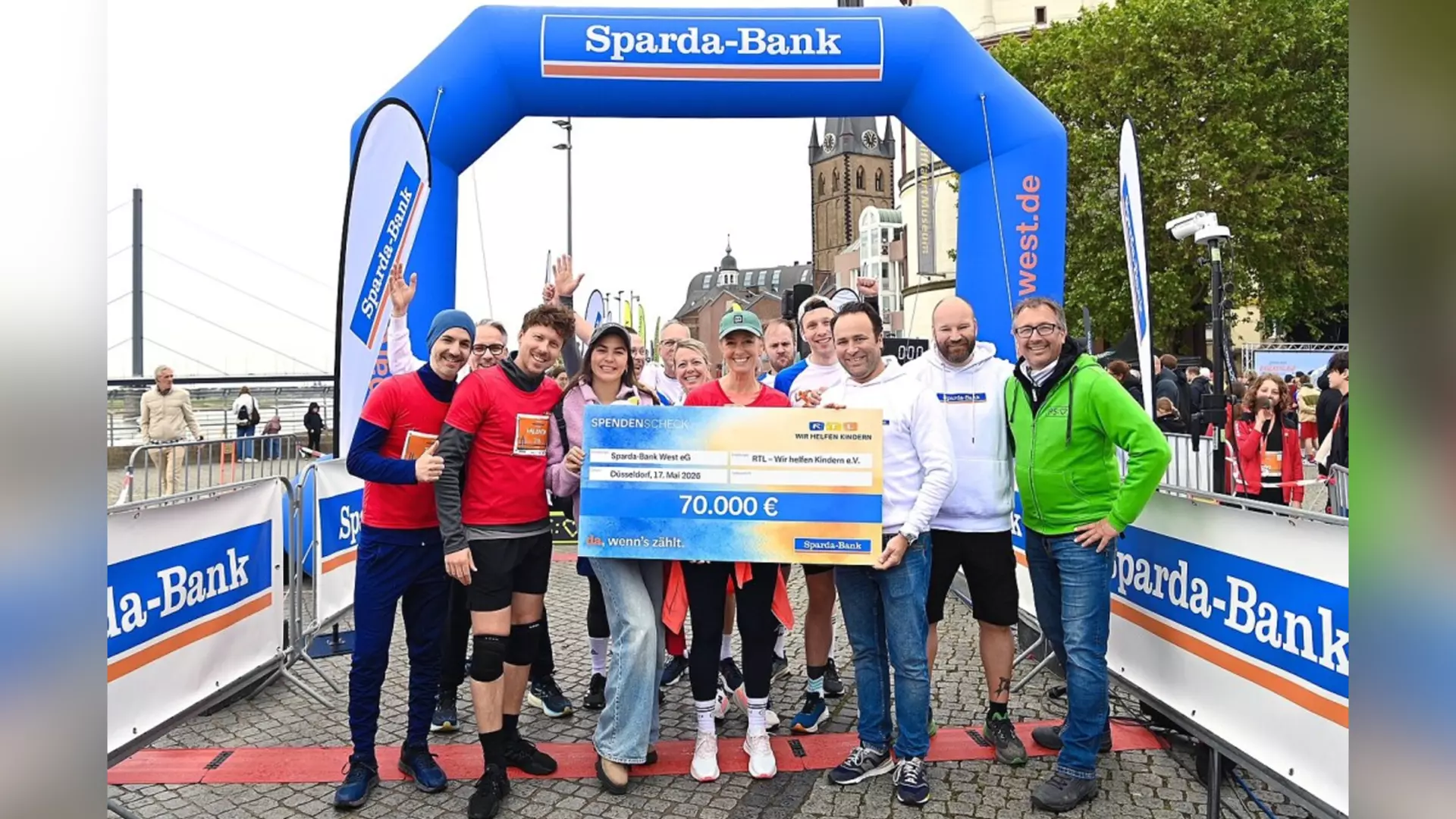The RTL celebrity team and Sparda-Bank West branch manager Carsten Zint