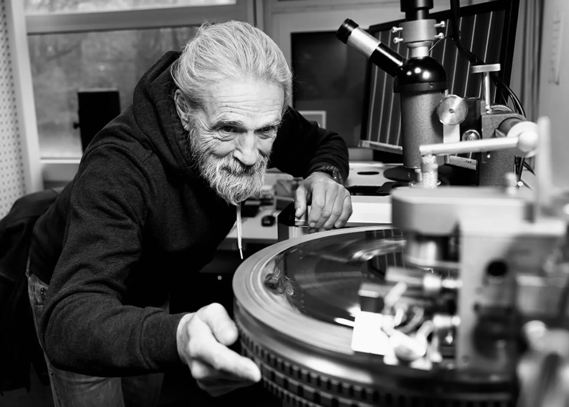 Person arbeitet an Schallplattenschneidemaschine.