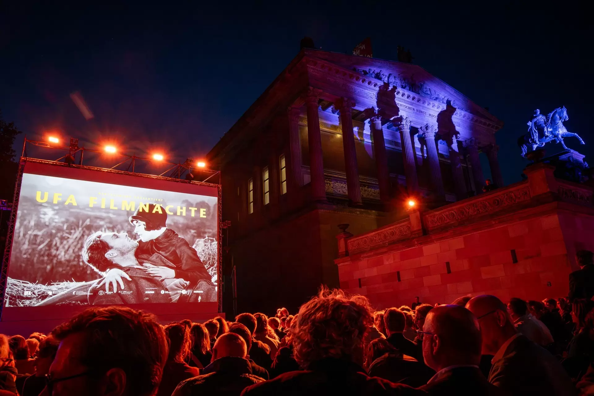 About a thousand silent film fans gathered in the Kolonnadenhof on Berlin's Museum Island