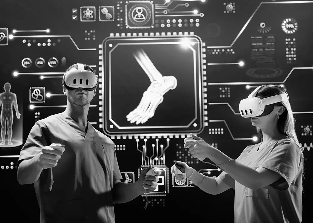 Zwei Personen mit VR-Brillen und Controllern vor digitaler Anzeige eines Skelettfußes.