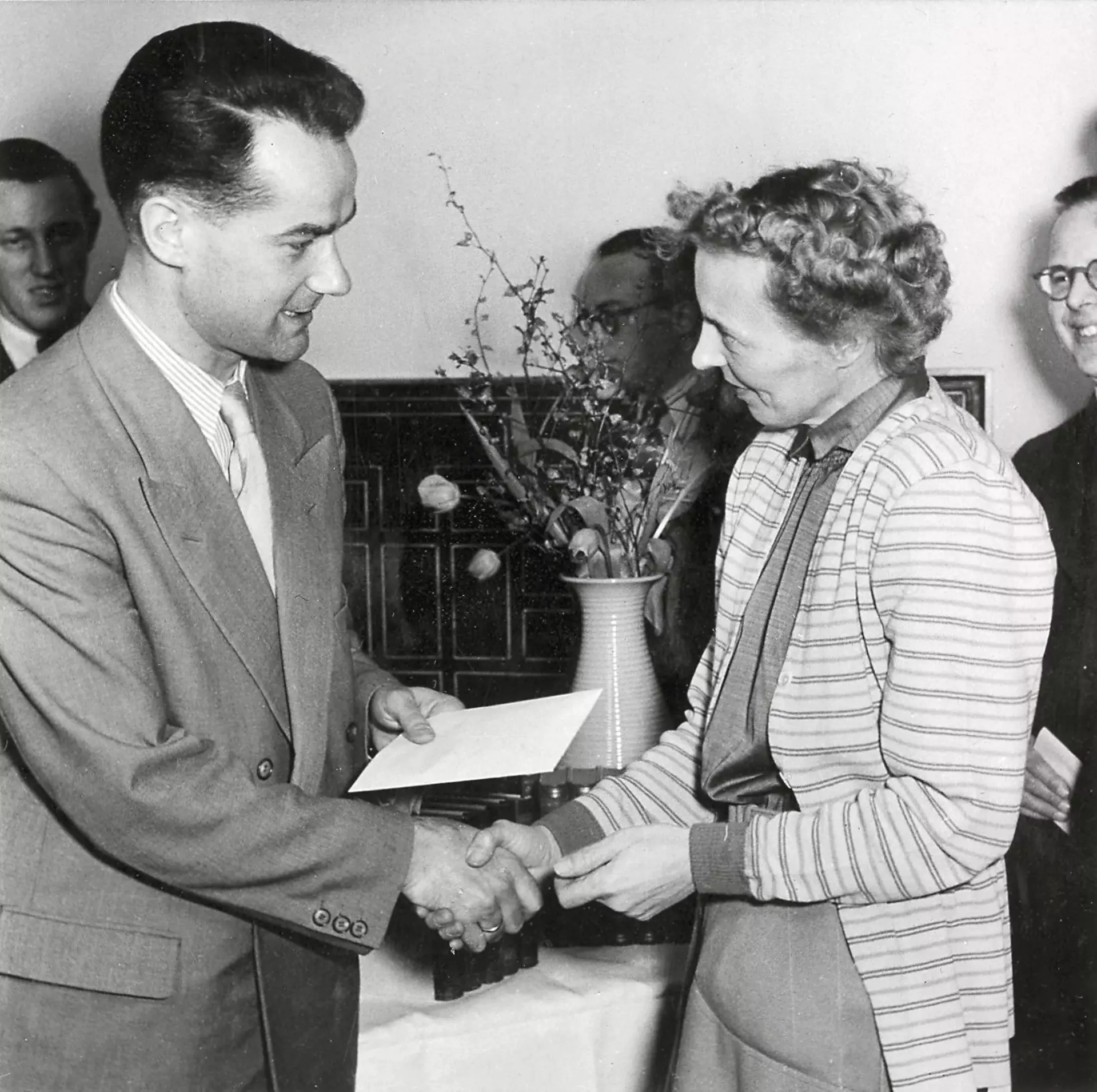 Reinhard Mohn welcomes the one millionth member of the Lesering book club, 1954